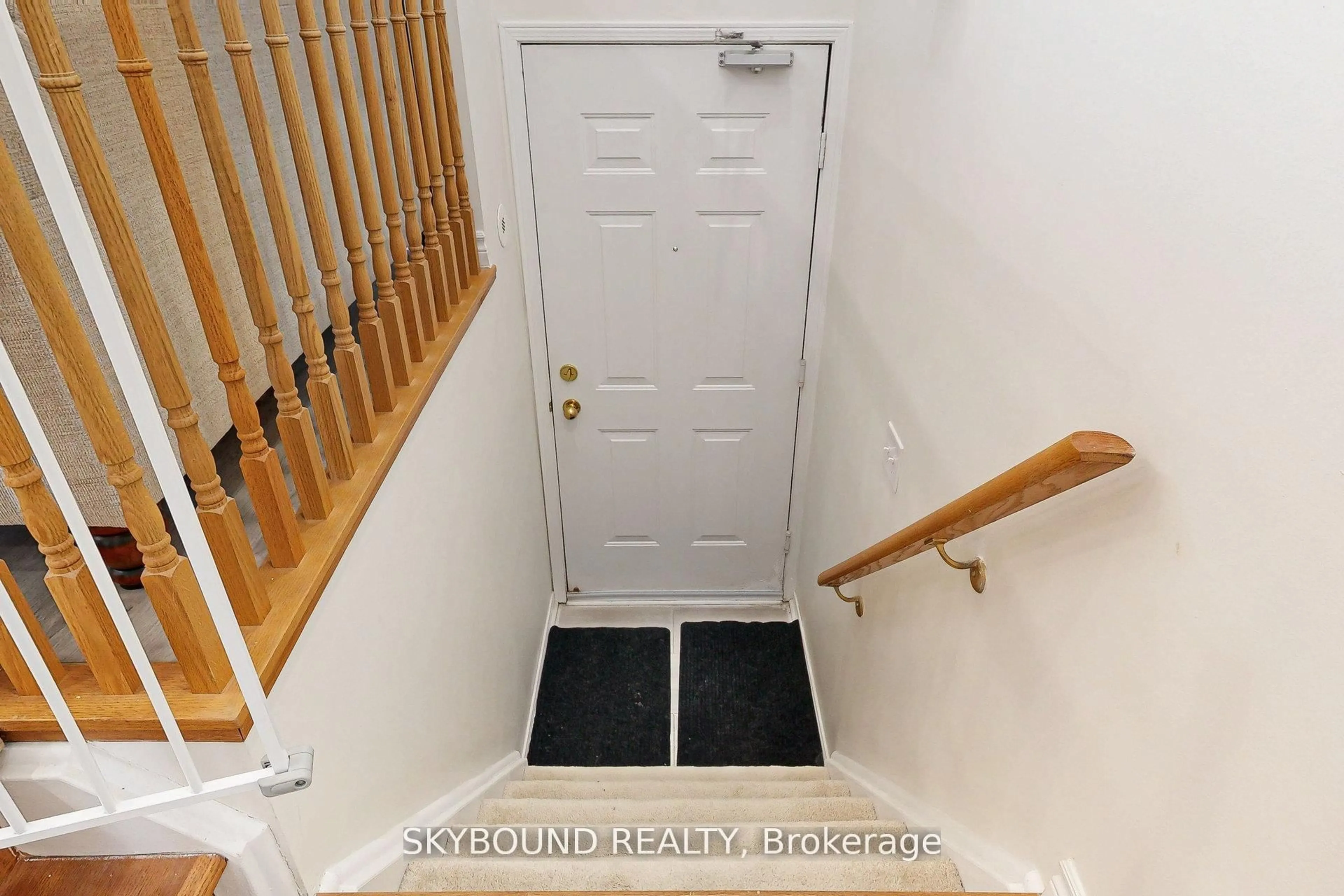 Indoor entryway for 3088 Eglinton Ave #85, Mississauga Ontario L5M 8C5