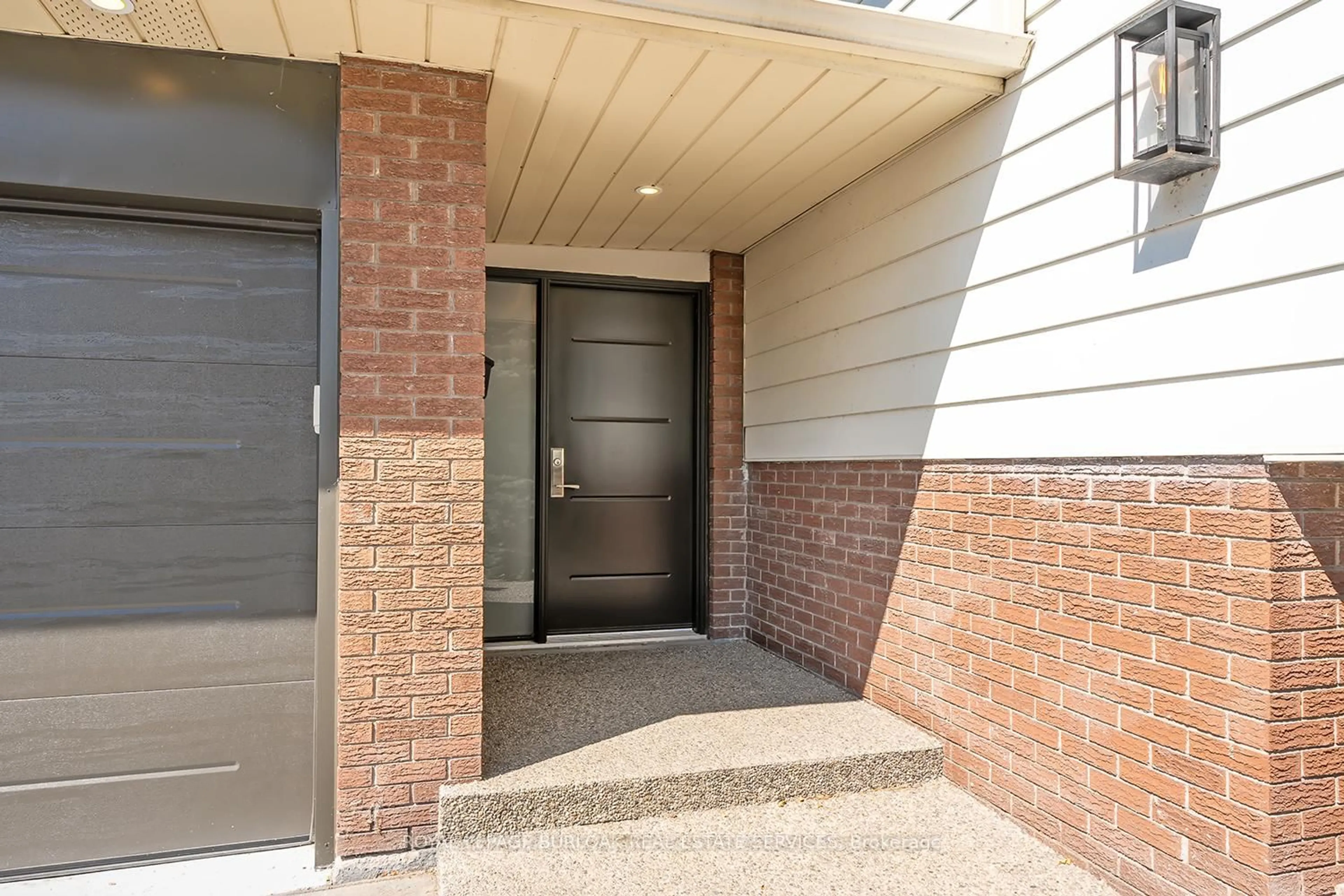 Indoor entryway for 1207 Richmond Rd, Burlington Ontario L7S 1K5