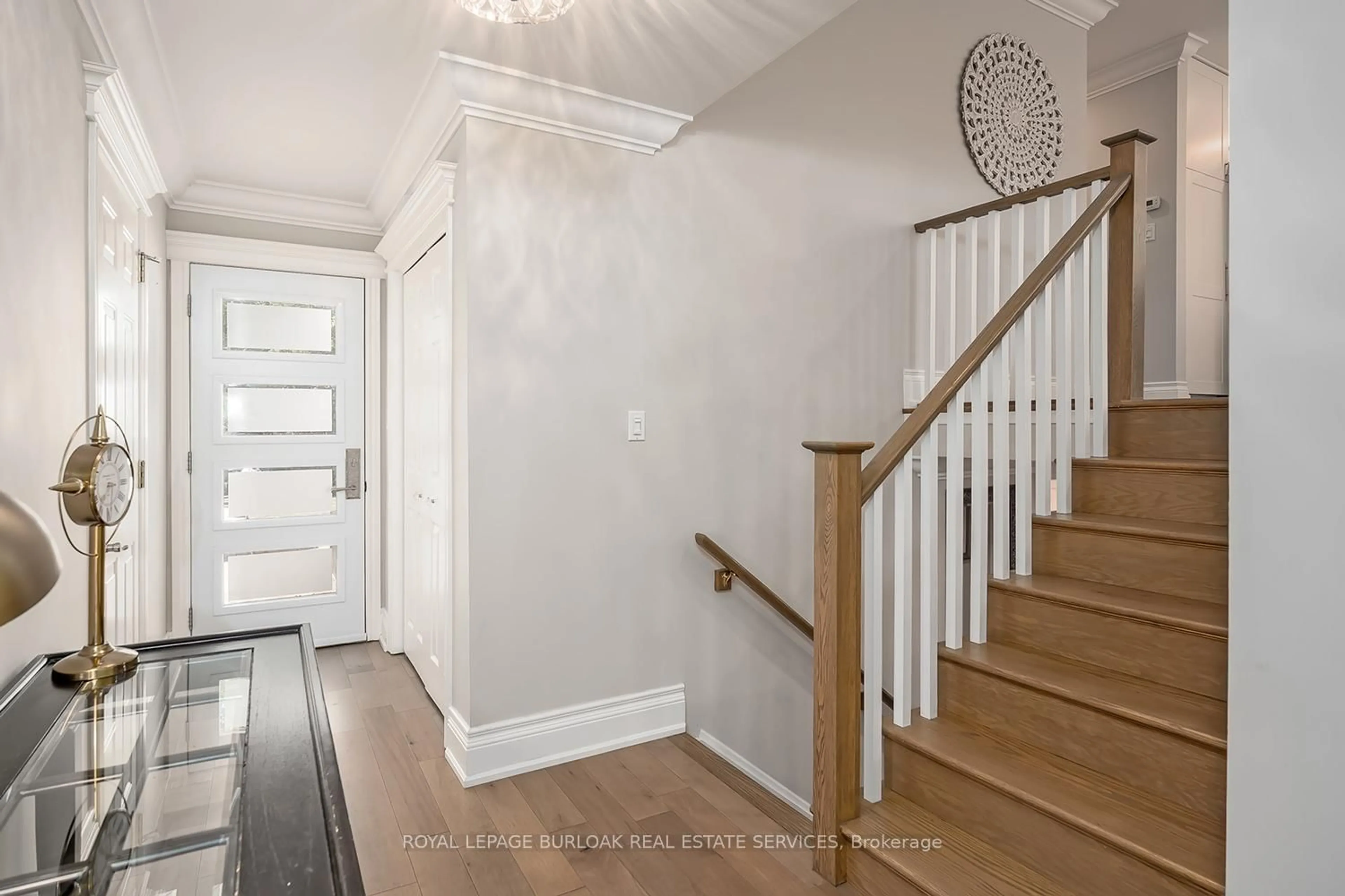 Indoor entryway for 1207 Richmond Rd, Burlington Ontario L7S 1K5