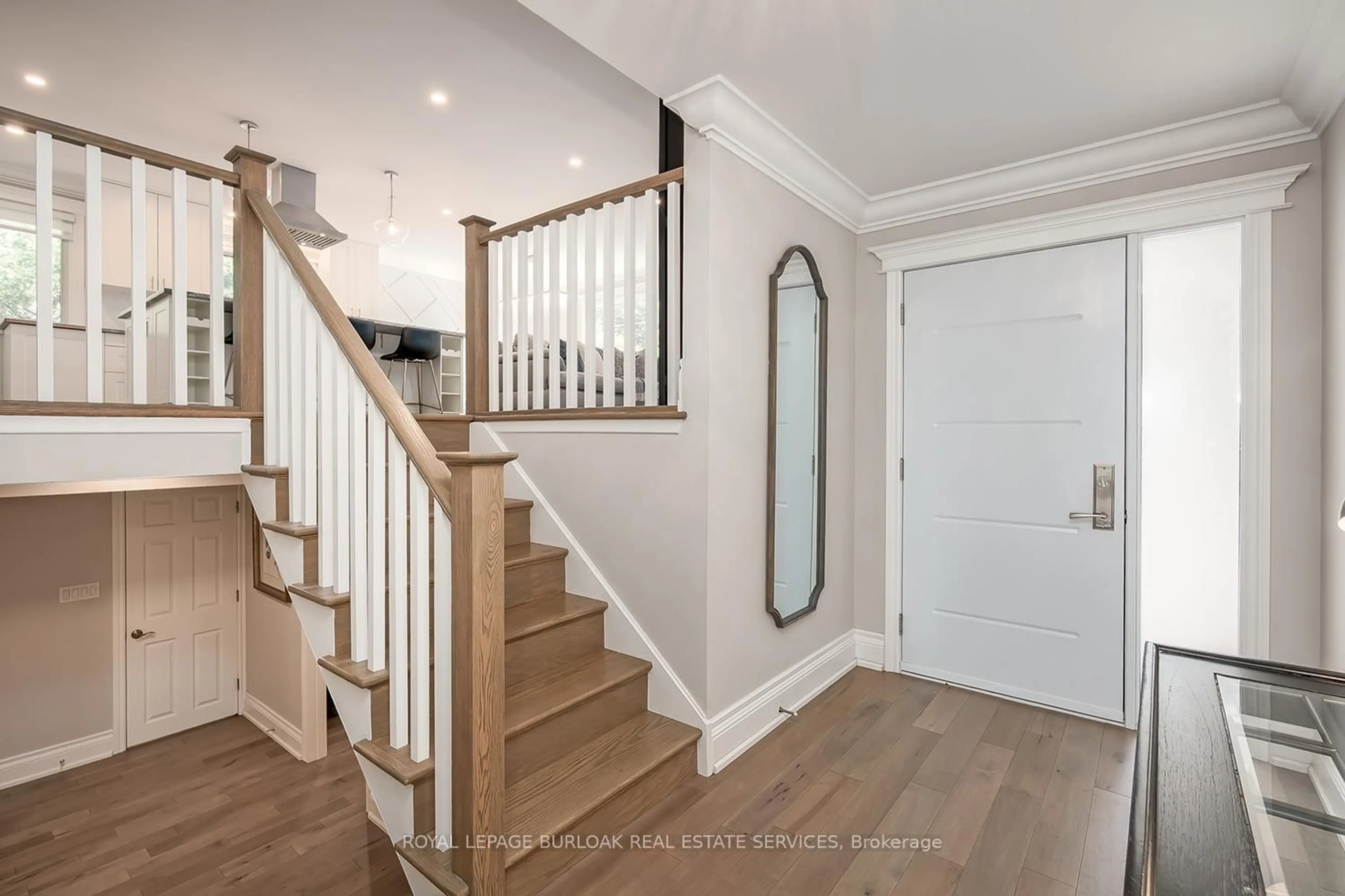 Indoor entryway for 1207 Richmond Rd, Burlington Ontario L7S 1K5