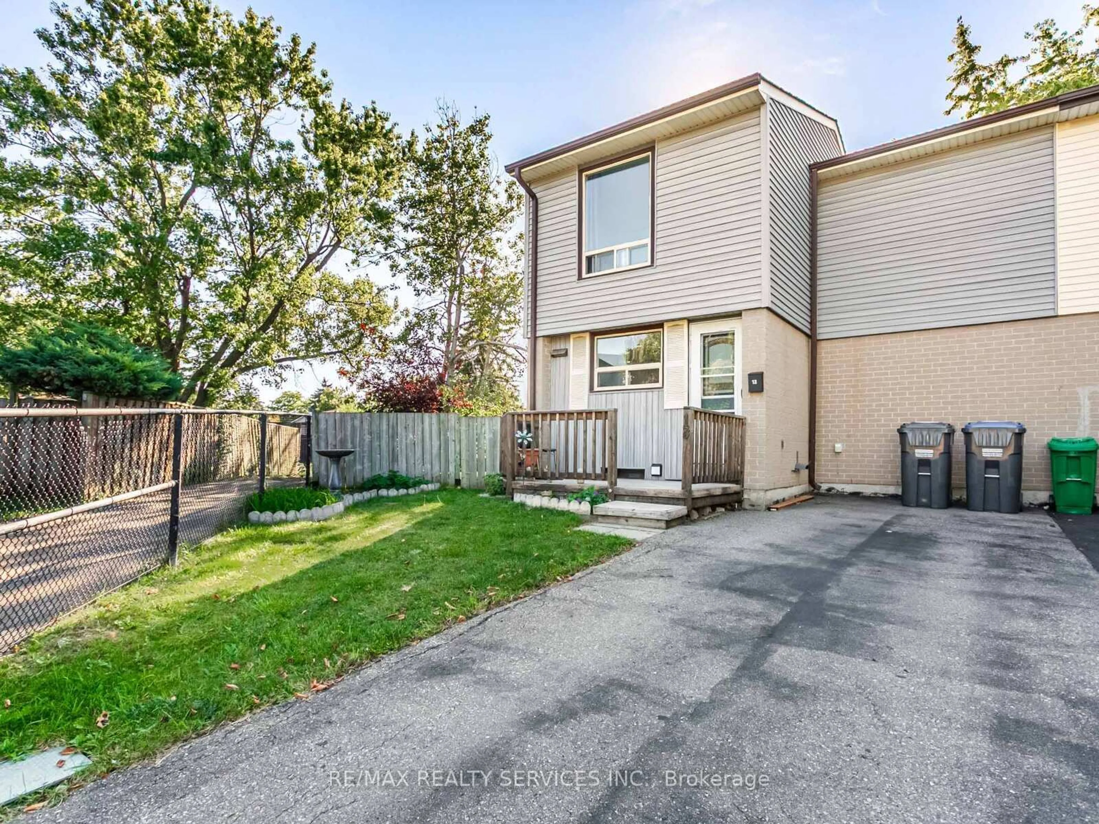 A pic from outside/outdoor area/front of a property/back of a property/a pic from drone, street for 13 Gold Pine Crt, Brampton Ontario L6S 2K6
