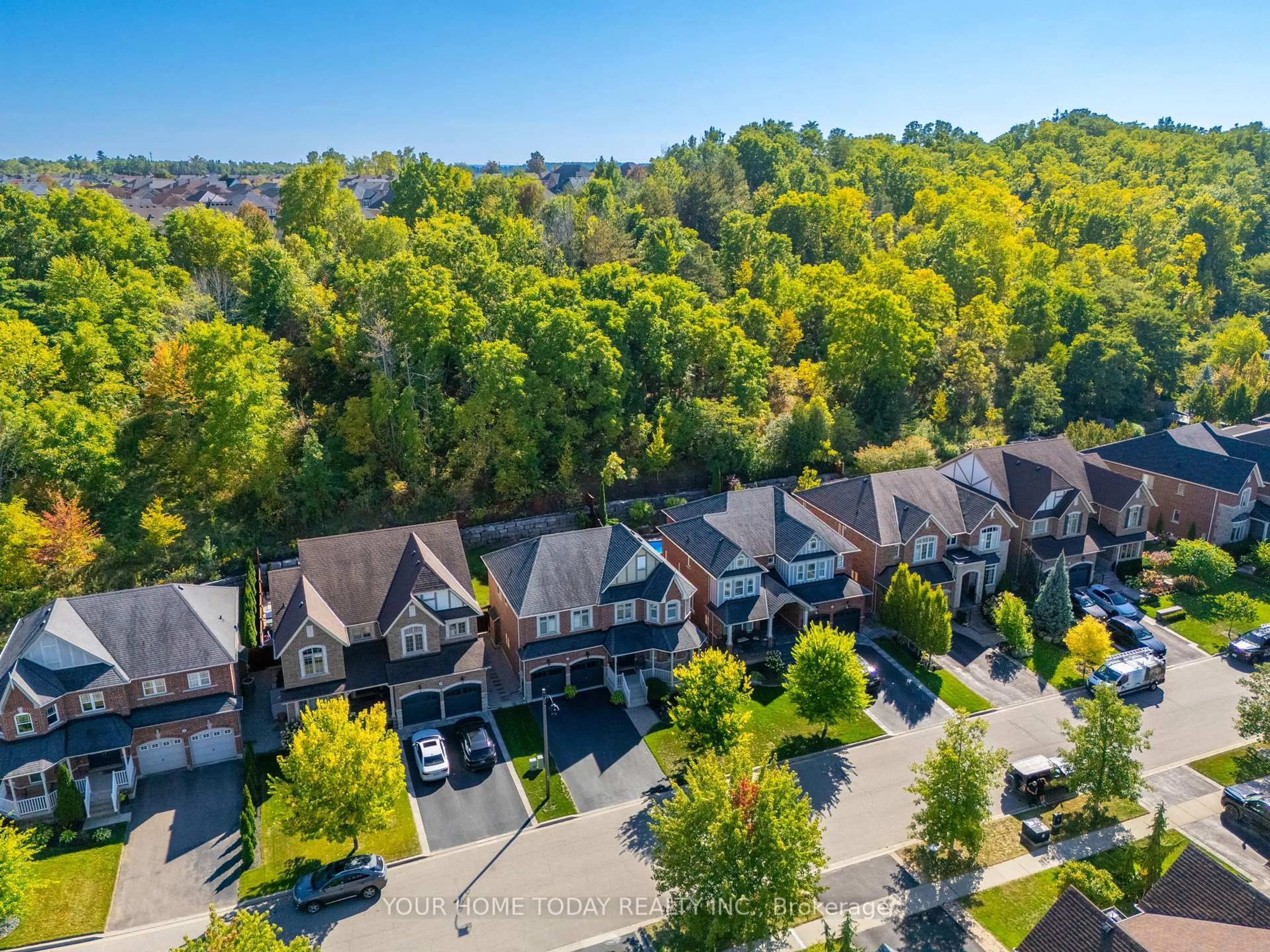 A pic from outside/outdoor area/front of a property/back of a property/a pic from drone, unknown for 94 Foxtail Crt, Halton Hills Ontario L7G 0G2