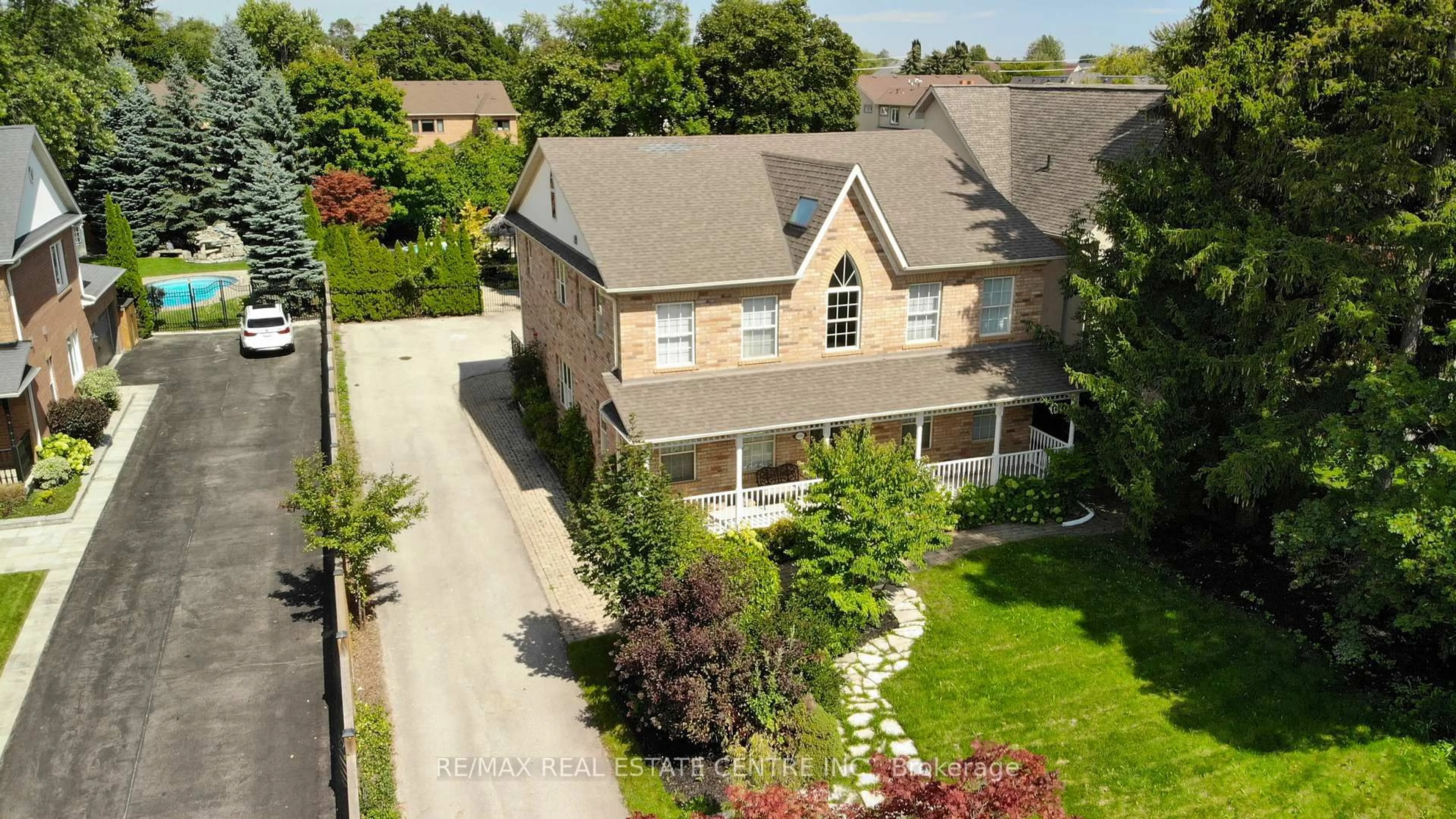 A pic from outside/outdoor area/front of a property/back of a property/a pic from drone, street for 6901 Early Settler Row, Mississauga Ontario L5W 1C6