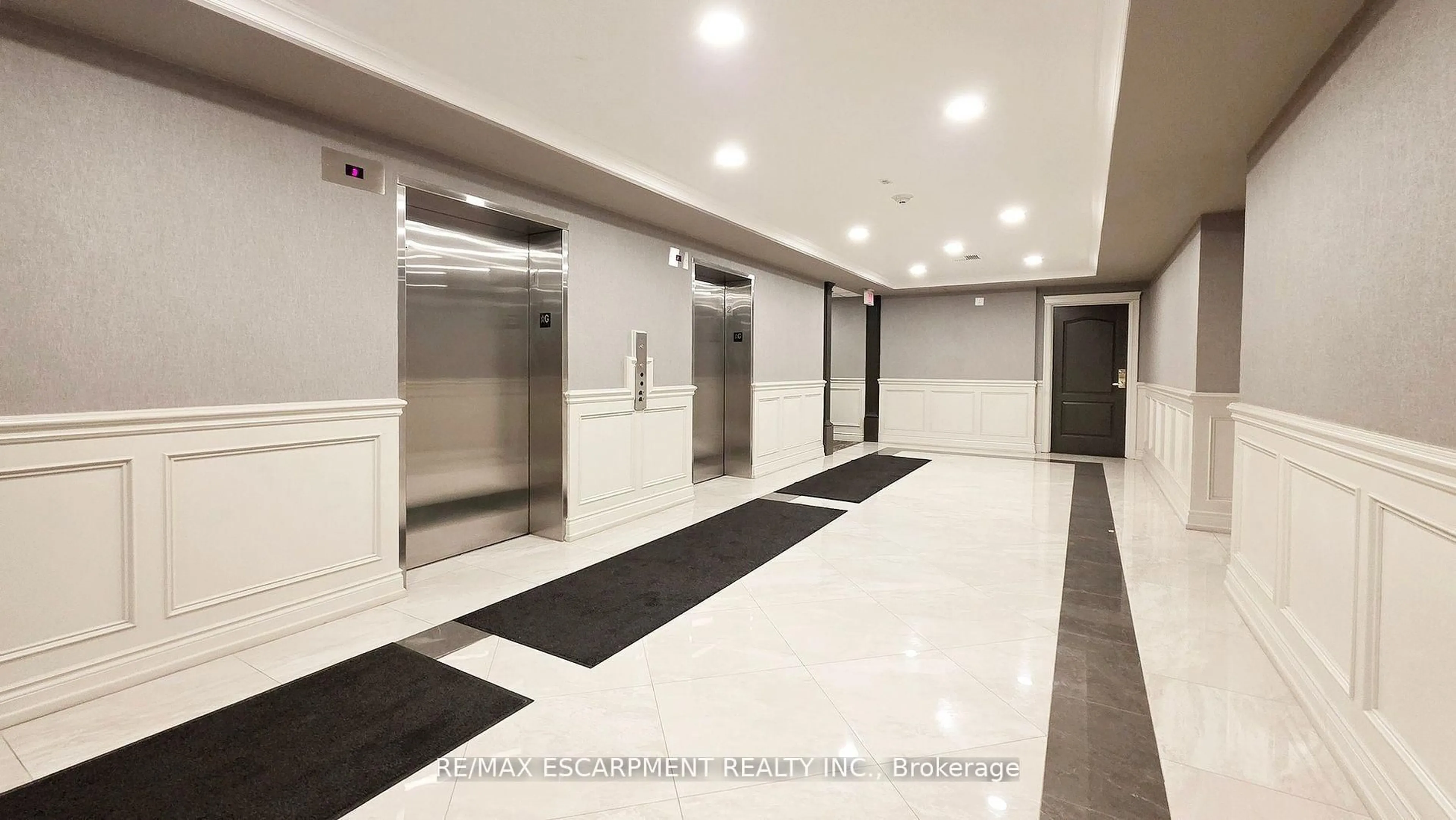 Indoor foyer for 3351 Cawthra Rd #218, Mississauga Ontario L5A 4N5