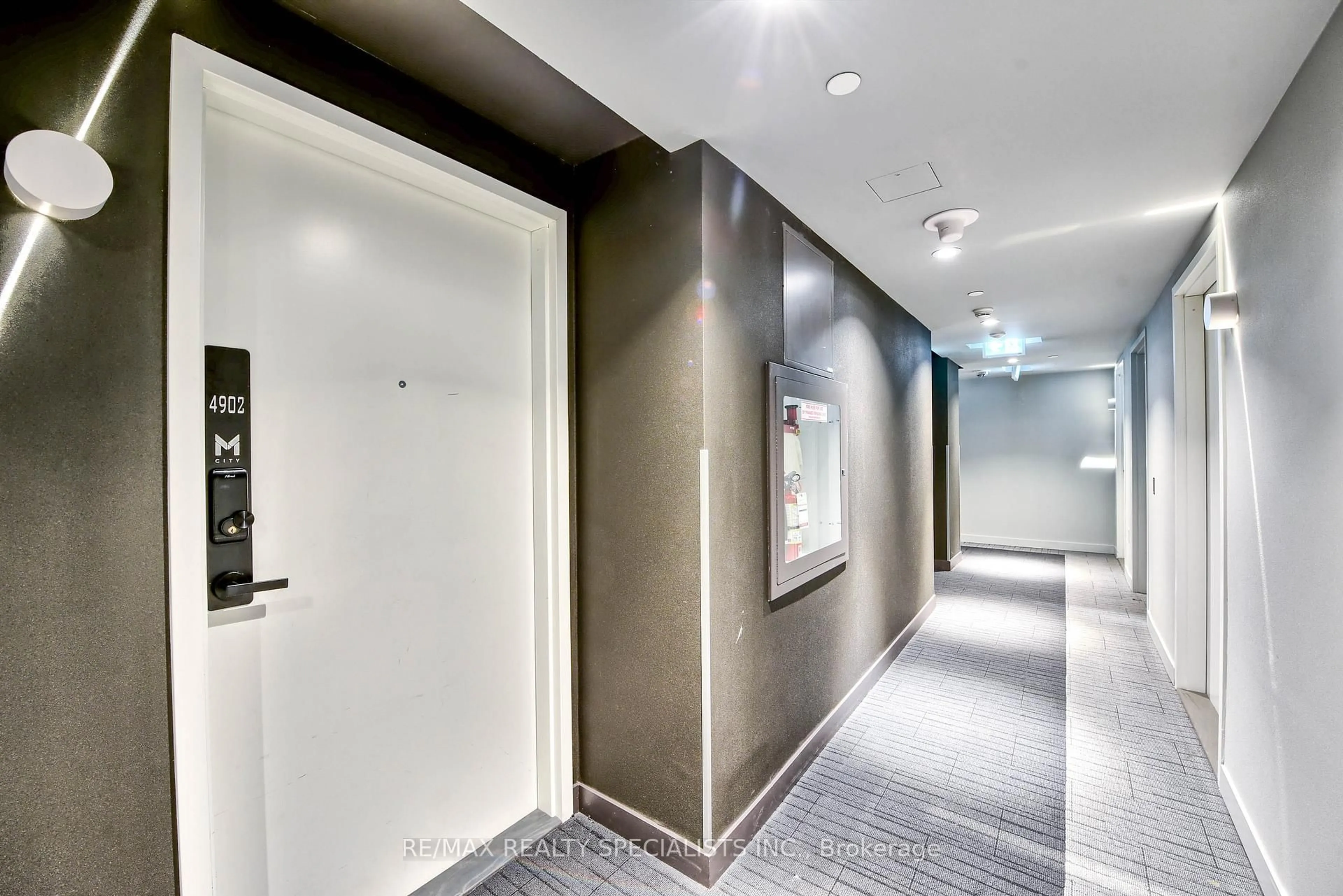 Indoor foyer for 3900 Confederation Pkwy #4902, Mississauga Ontario L5B 0M3