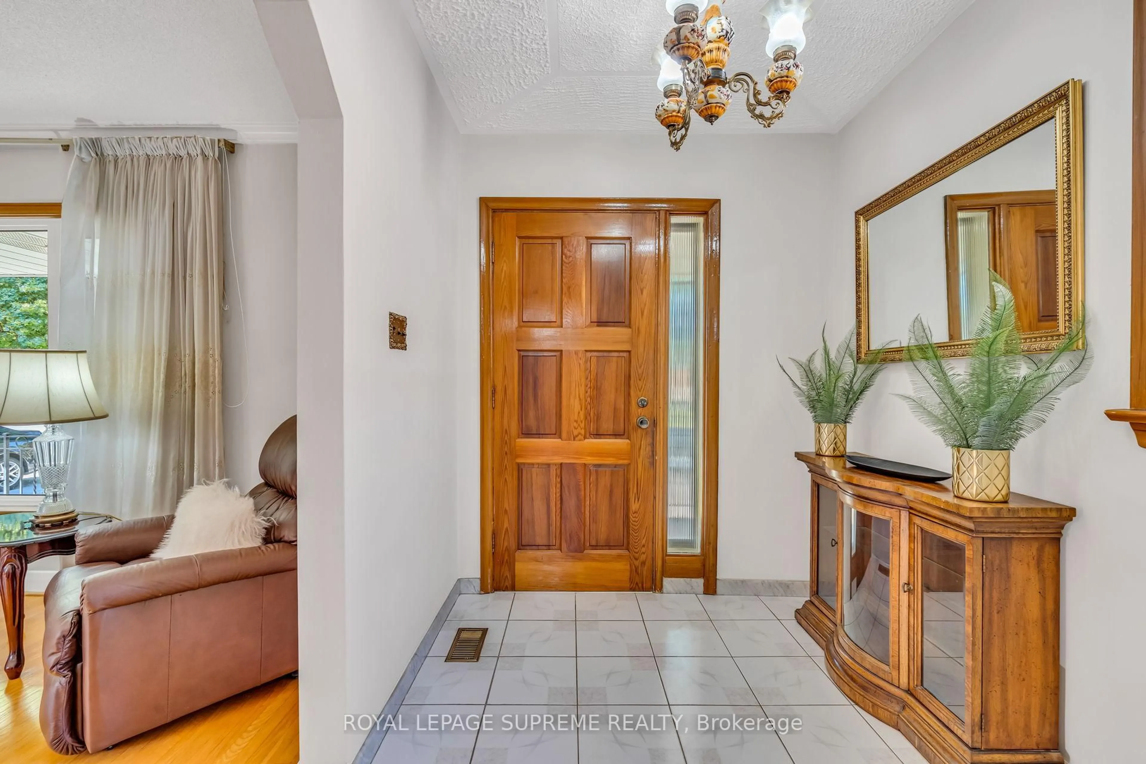 Indoor foyer for 7 Velma Dr, Toronto Ontario M8Z 2N2