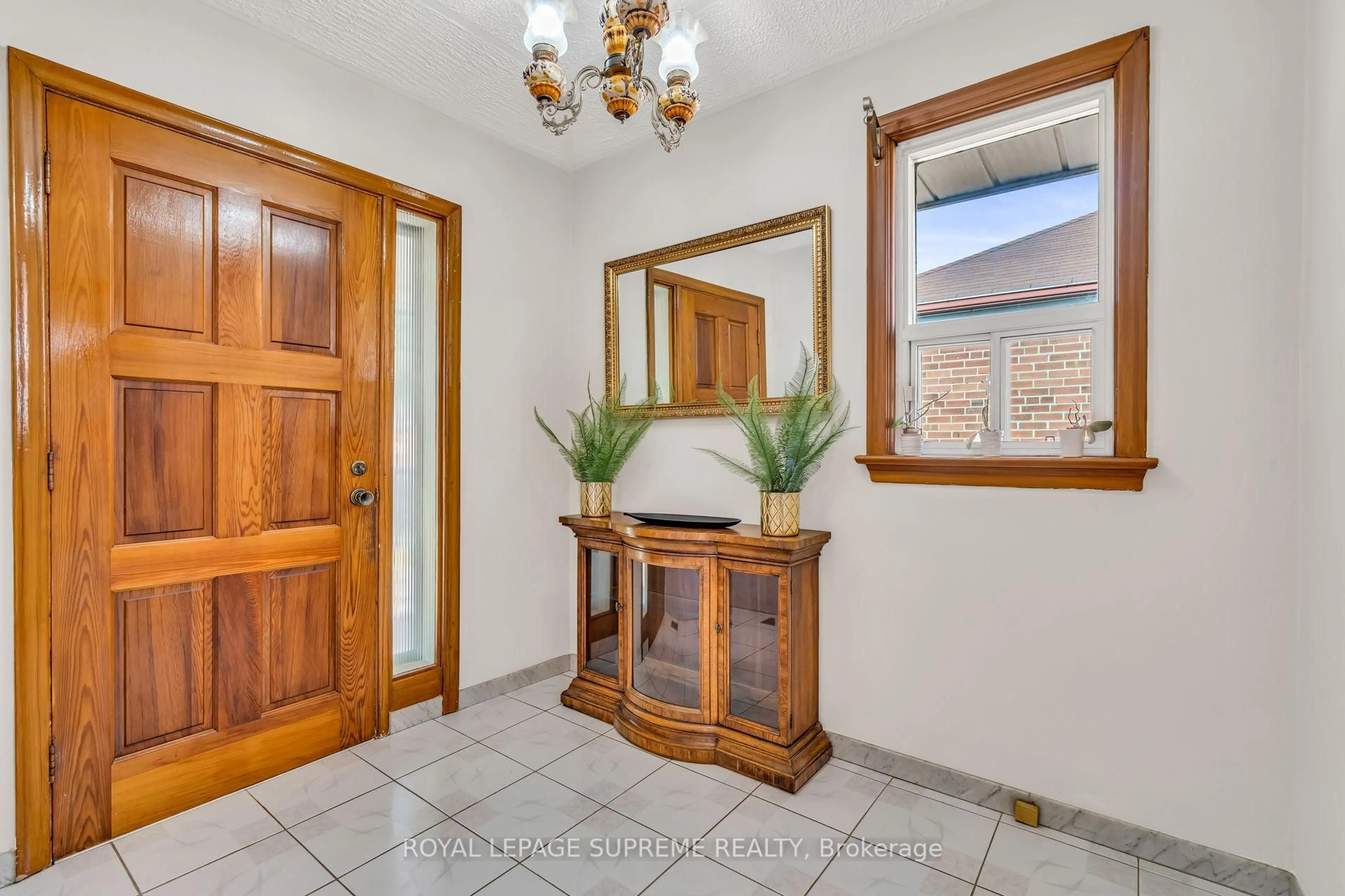 Indoor entryway for 7 Velma Dr, Toronto Ontario M8Z 2N2
