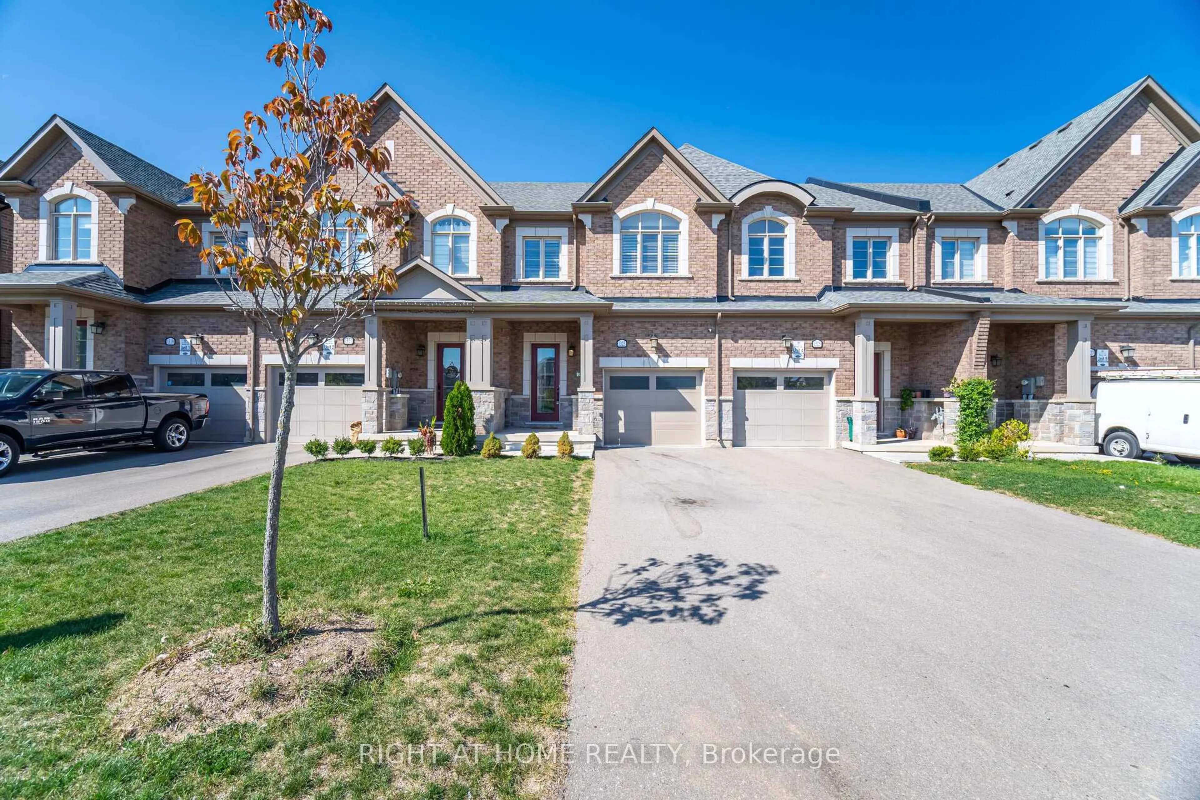 A pic from outside/outdoor area/front of a property/back of a property/a pic from drone, street for 1323 Chee Chee Landing, Milton Ontario L9E 1L3