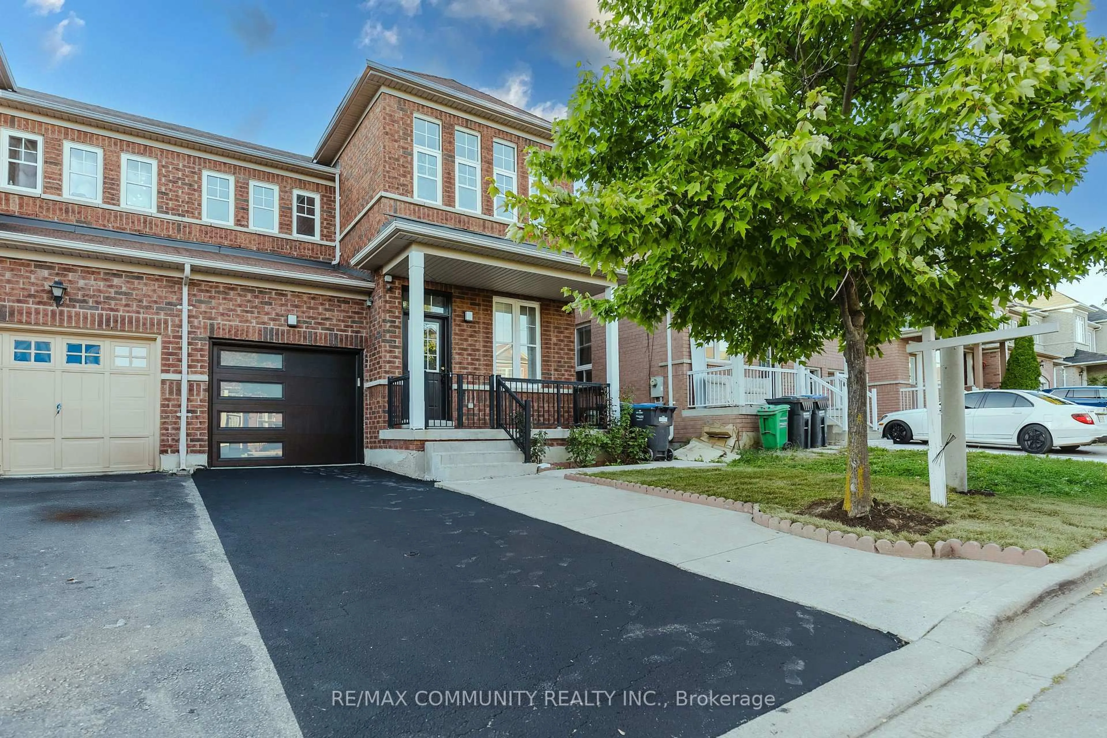 Home with brick exterior material, street for 26 Ashdale Rd, Brampton Ontario L6Y 5M7