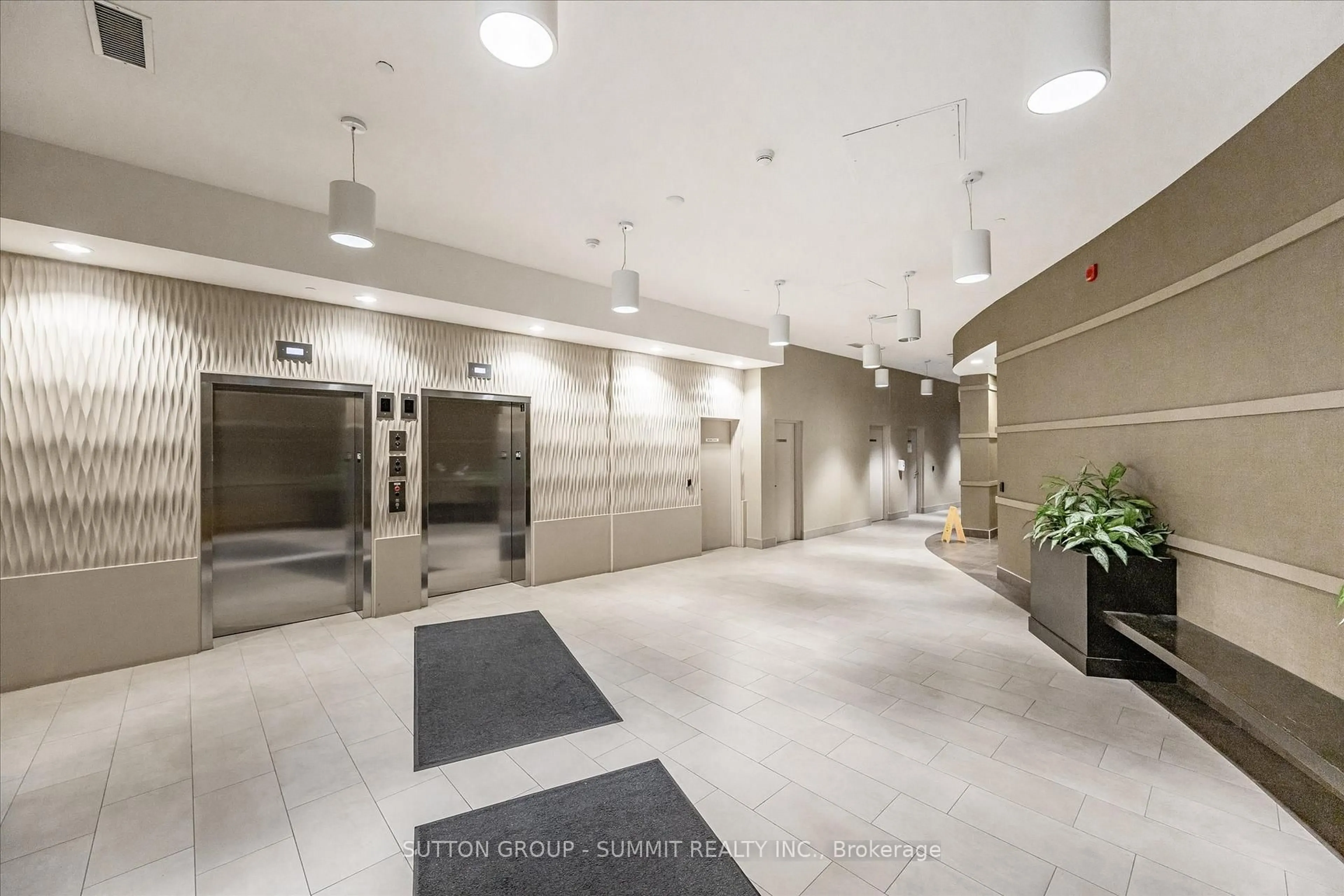 Indoor foyer for 216 Oak Park Blvd #433, Oakville Ontario L6H 7S8