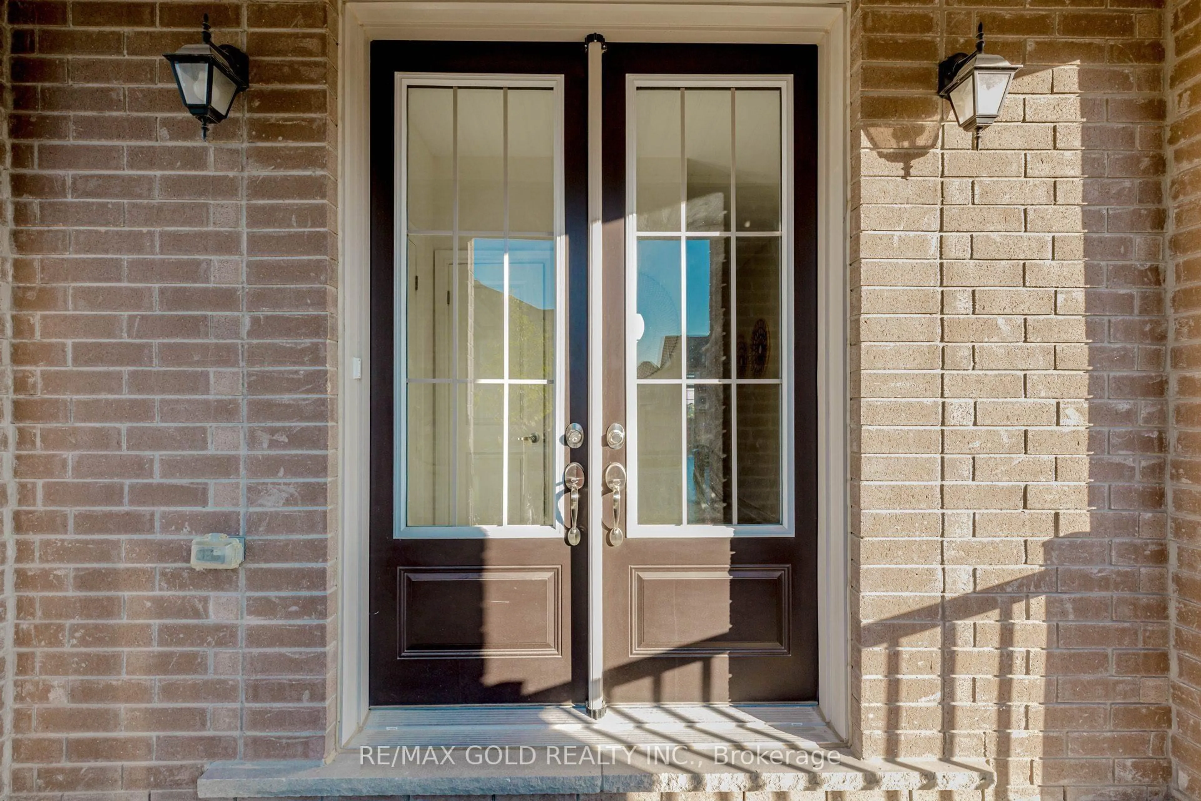 Indoor entryway for 32 Claremount Dr, Brampton Ontario L6R 4G4