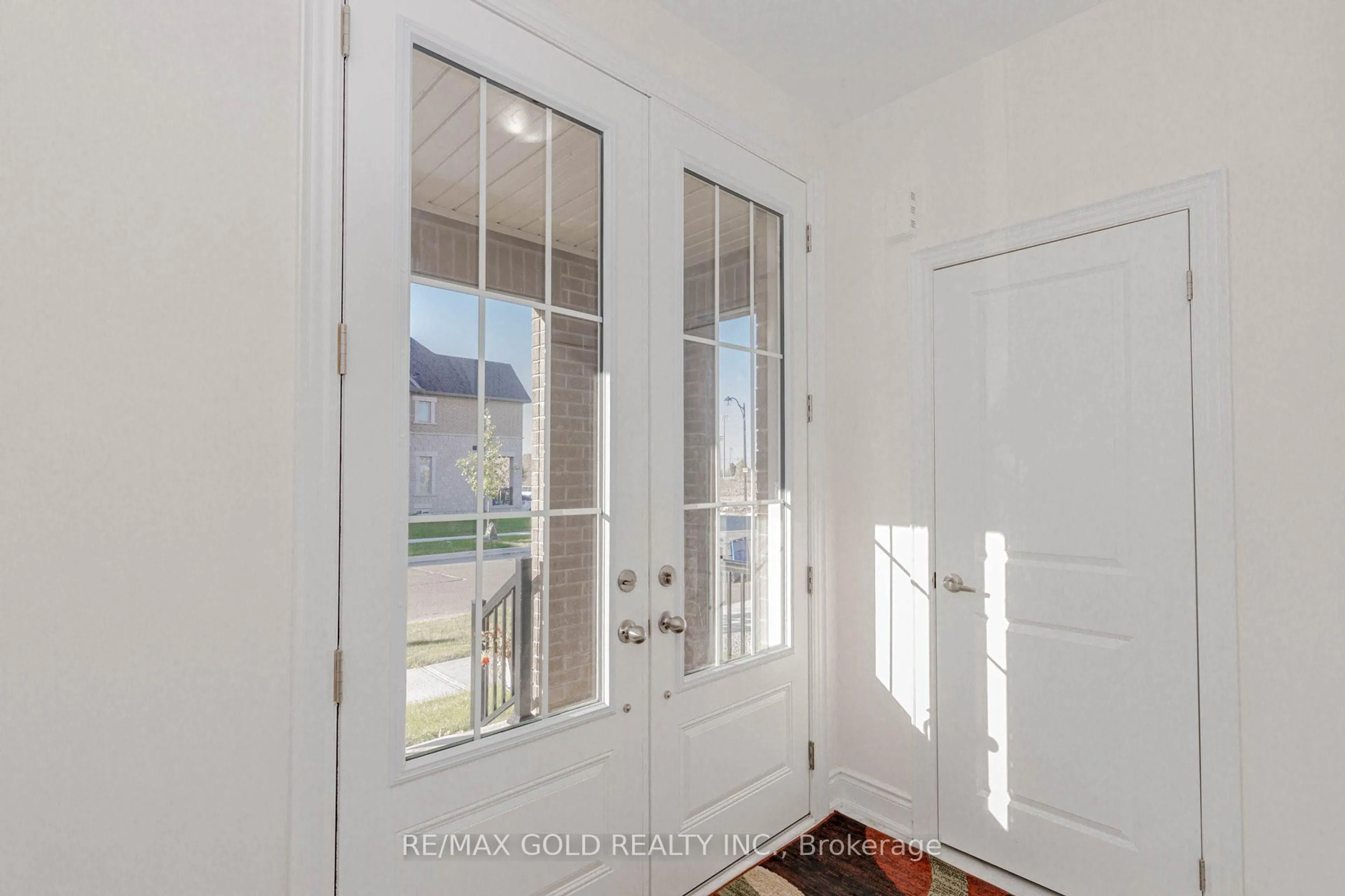Indoor entryway for 32 Claremount Dr, Brampton Ontario L6R 4G4