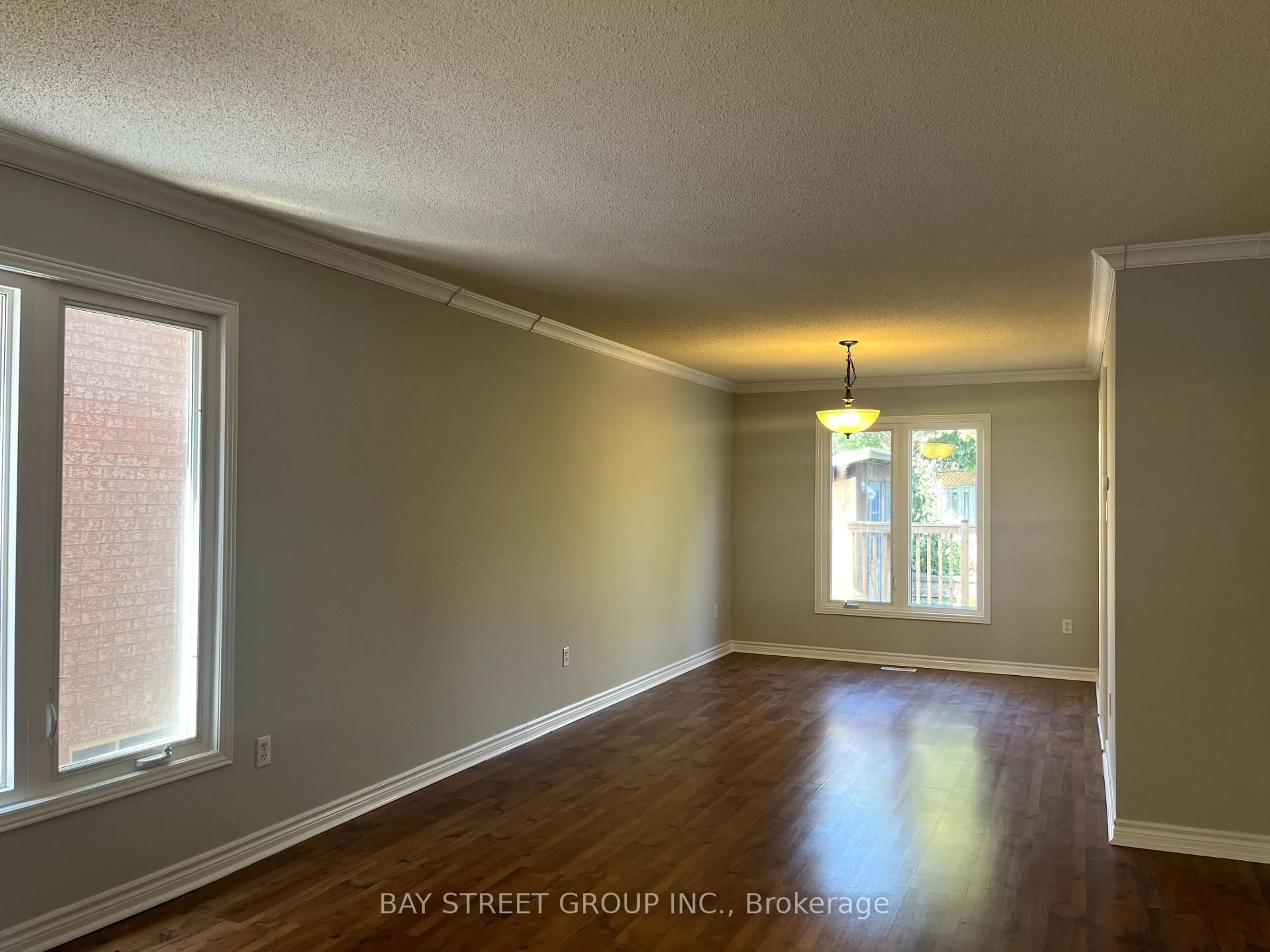 A pic of a room for 2517 Dinning Crt, Mississauga Ontario L5M 5E7