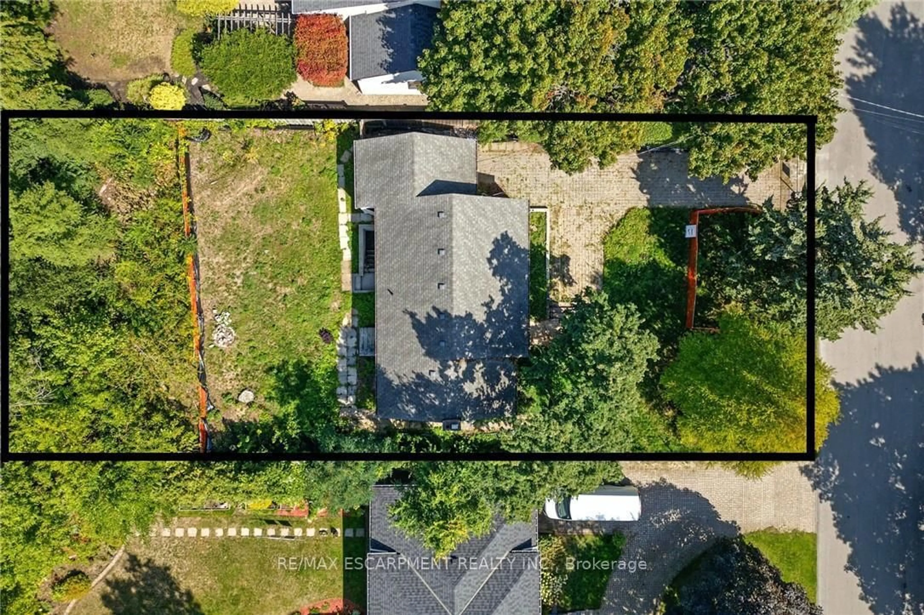 A pic from outside/outdoor area/front of a property/back of a property/a pic from drone, street for 956 Filman Pl, Burlington Ontario L7T 2K6