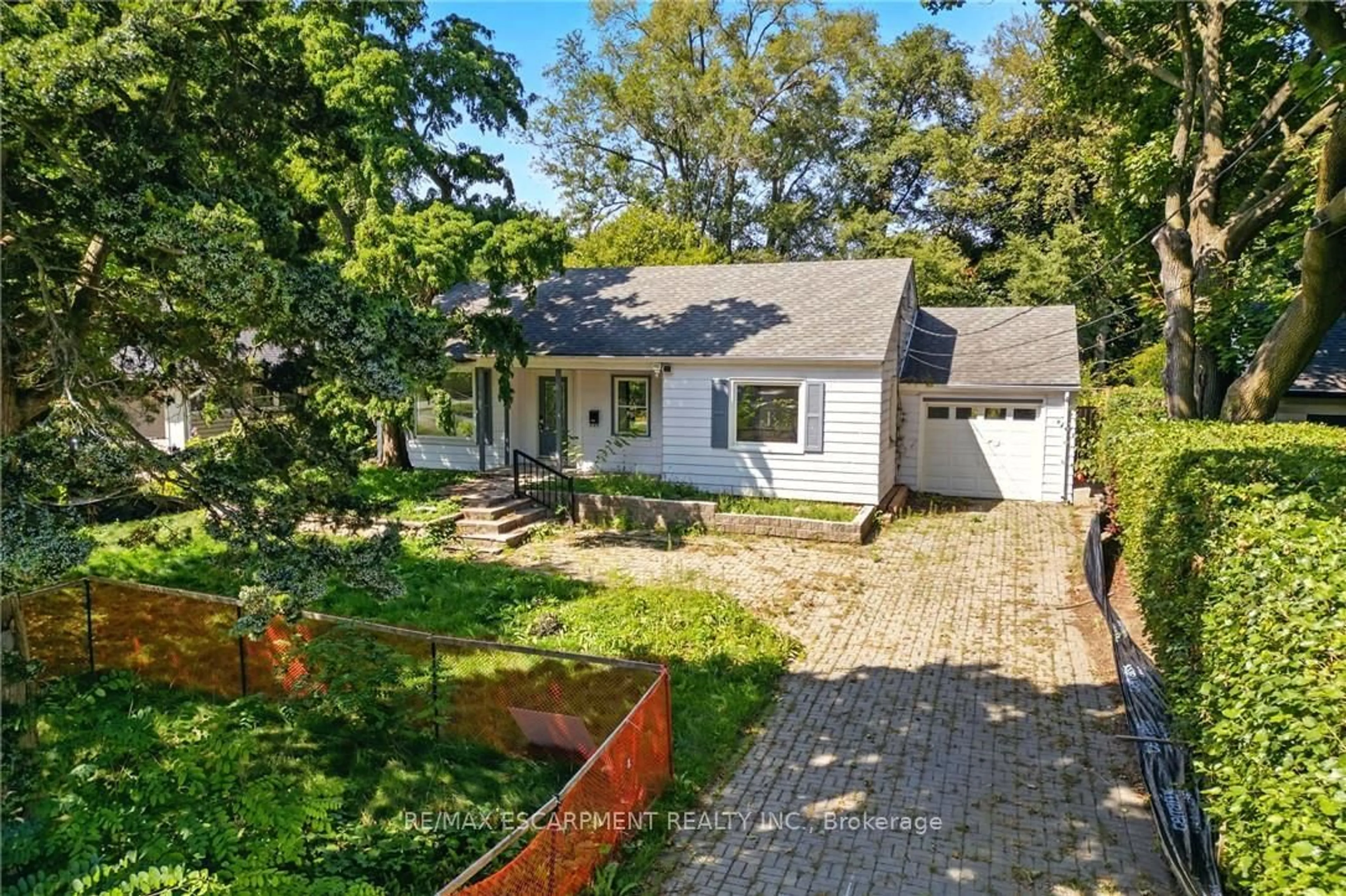 A pic from outside/outdoor area/front of a property/back of a property/a pic from drone, street for 956 Filman Pl, Burlington Ontario L7T 2K6