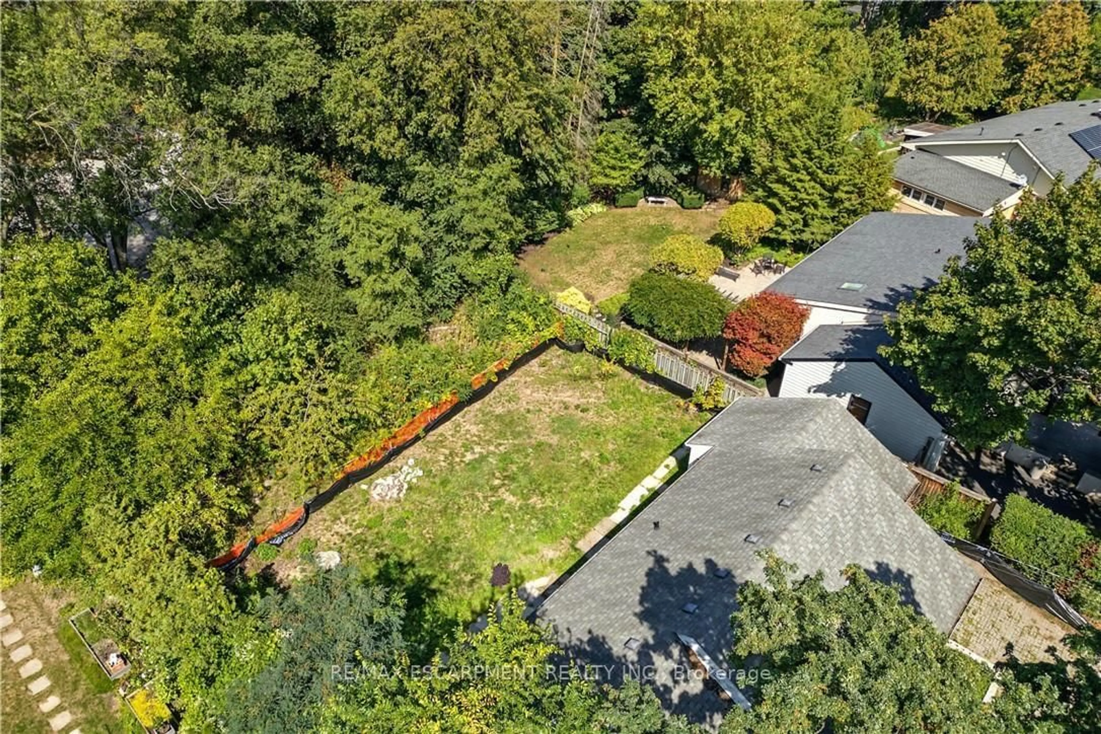 A pic from outside/outdoor area/front of a property/back of a property/a pic from drone, unknown for 956 Filman Pl, Burlington Ontario L7T 2K6