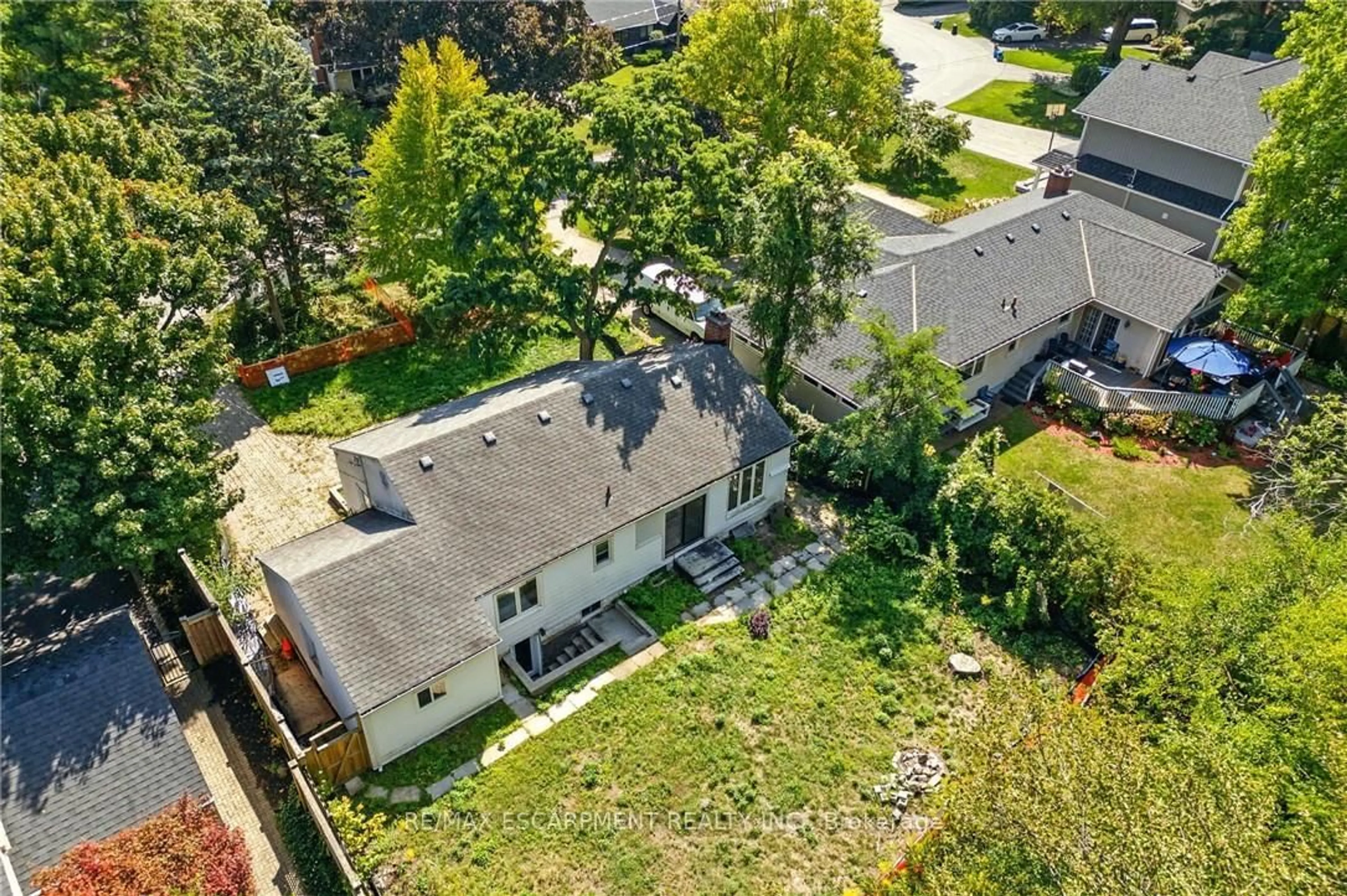 A pic from outside/outdoor area/front of a property/back of a property/a pic from drone, street for 956 Filman Pl, Burlington Ontario L7T 2K6