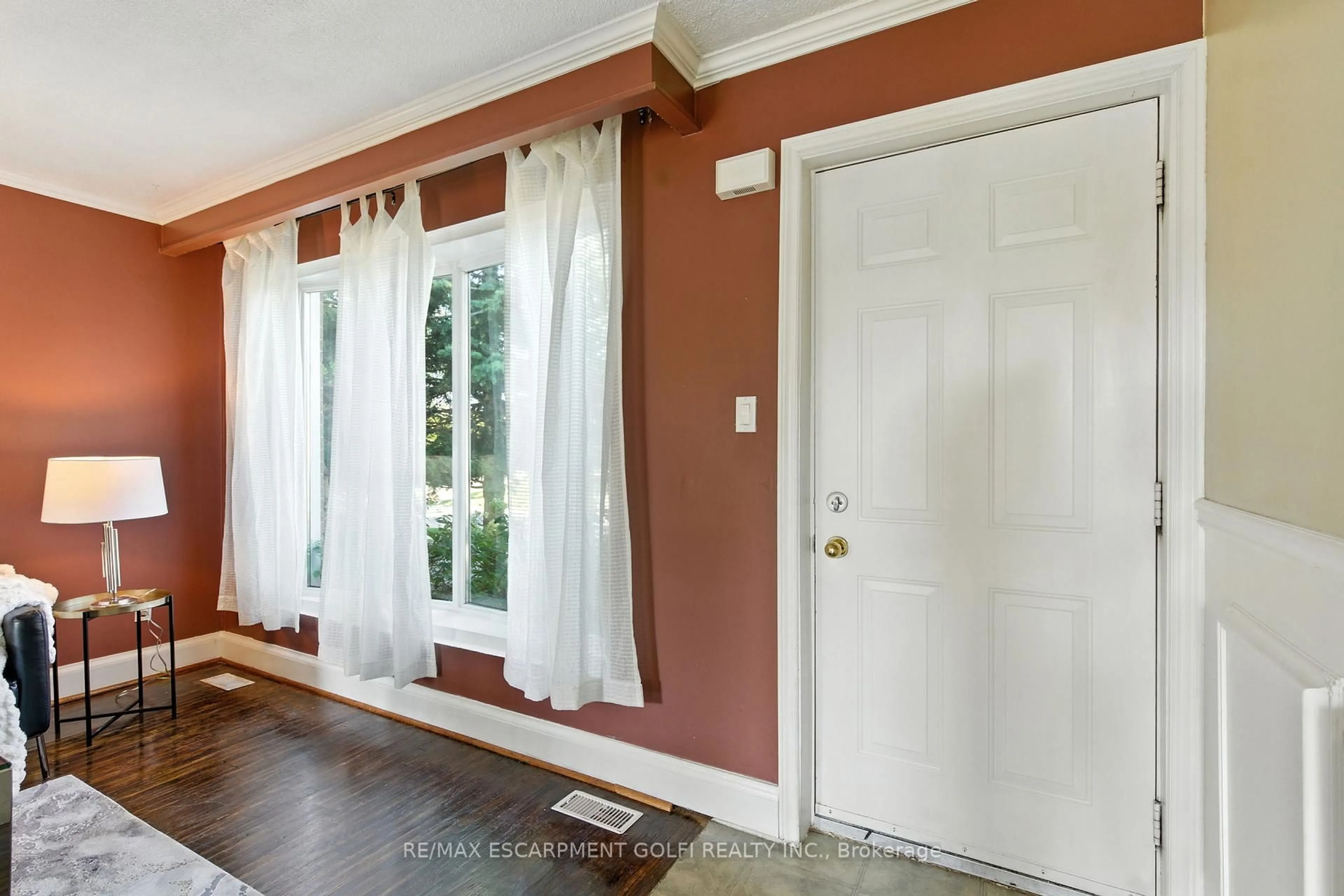 Indoor entryway for 2366 Tait Ave, Burlington Ontario L7P 1G8