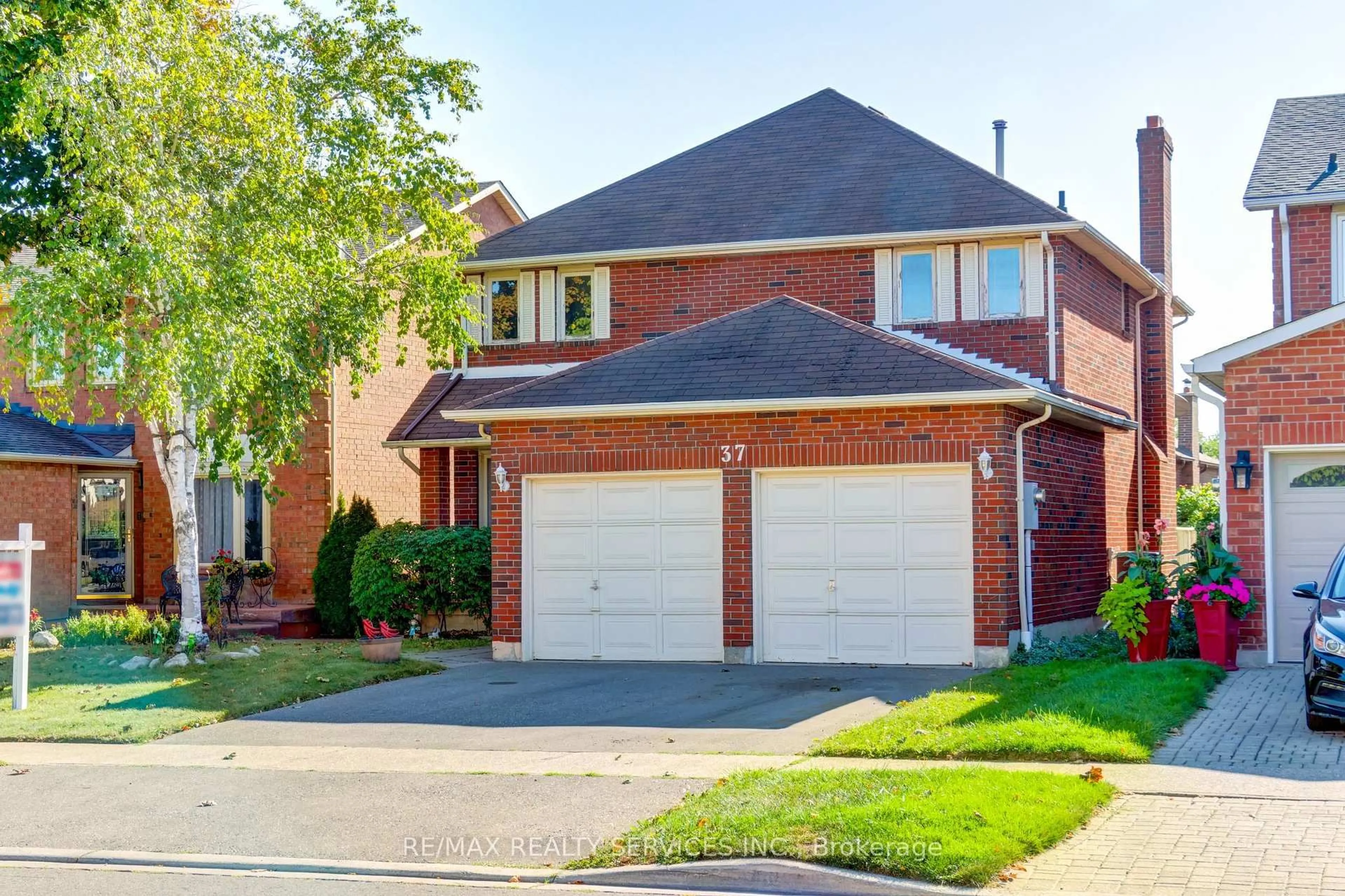 Home with brick exterior material, street for 37 Lord Simcoe Dr, Brampton Ontario L6S 5H4