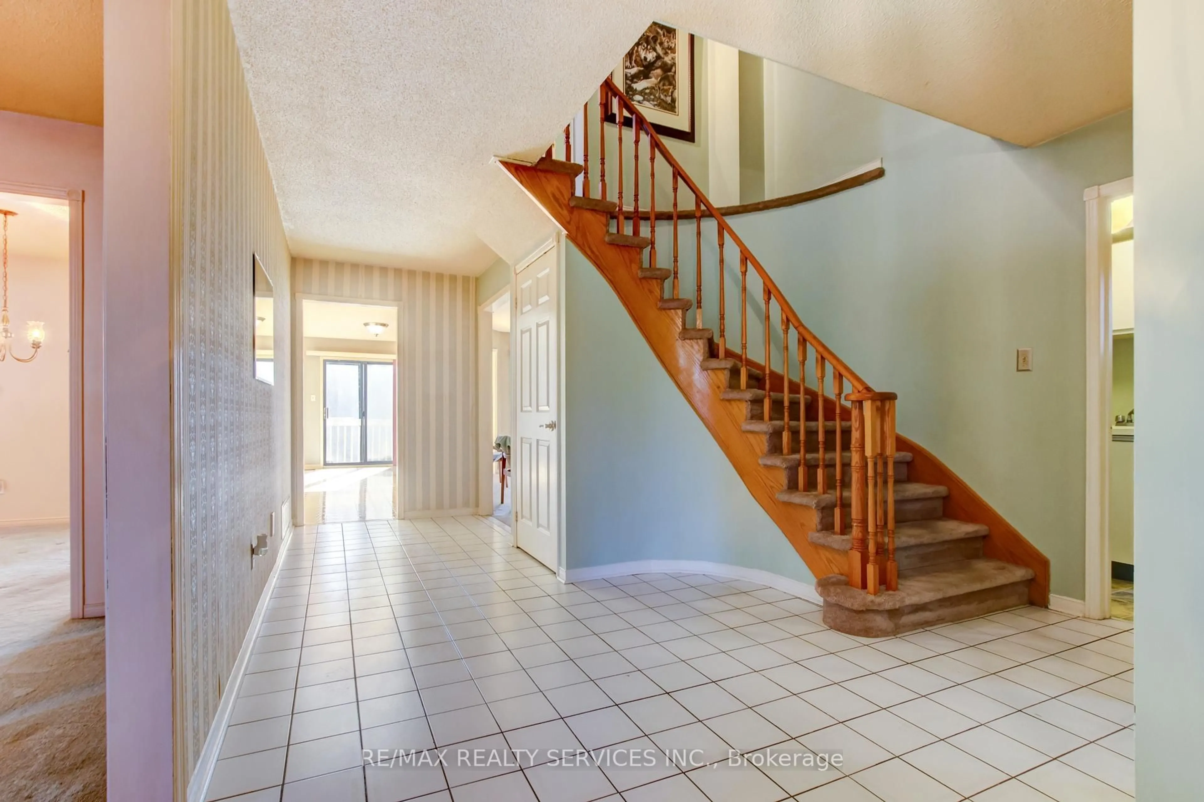 Indoor foyer for 37 Lord Simcoe Dr, Brampton Ontario L6S 5H4