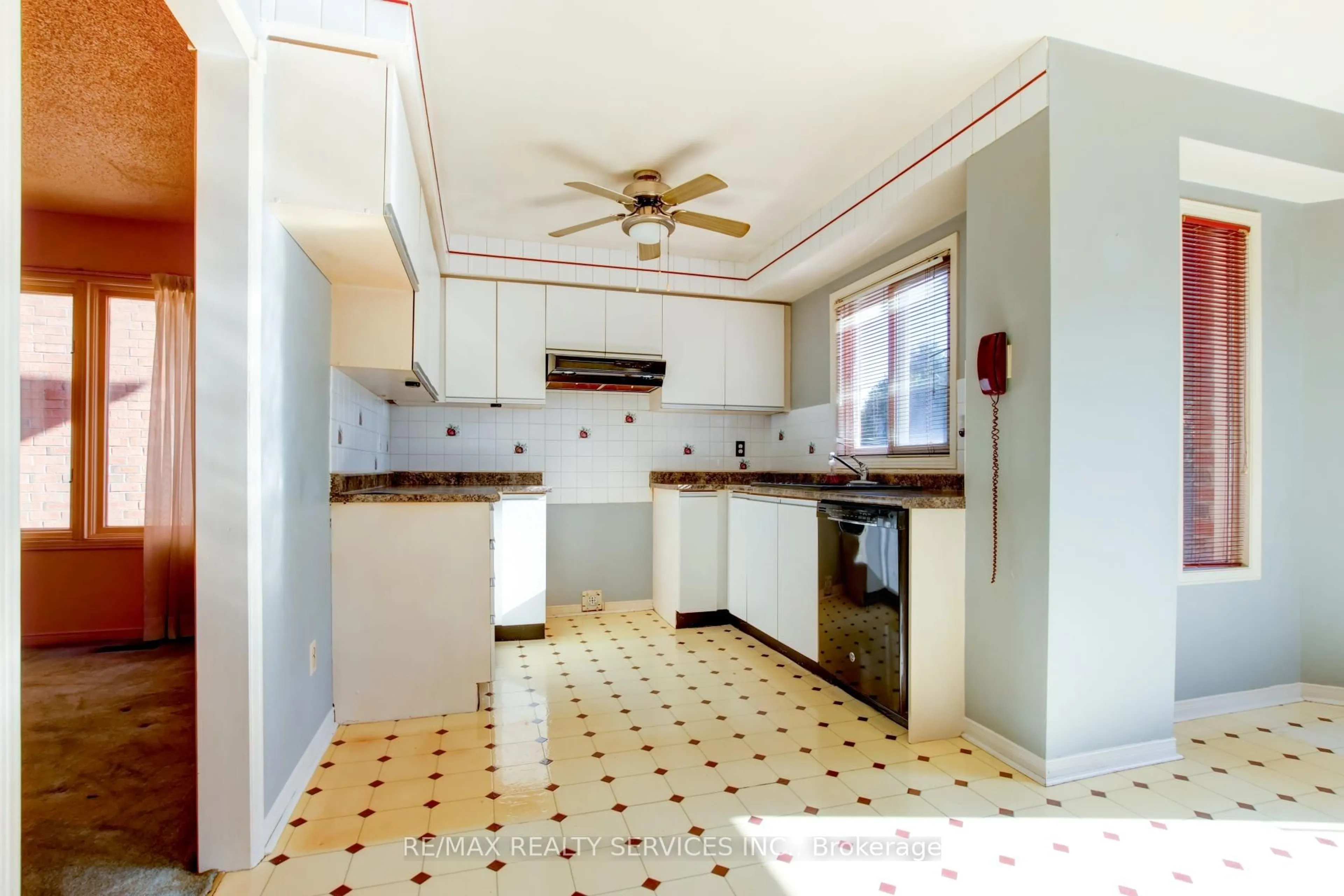 Standard kitchen, ceramic/tile floor for 37 Lord Simcoe Dr, Brampton Ontario L6S 5H4
