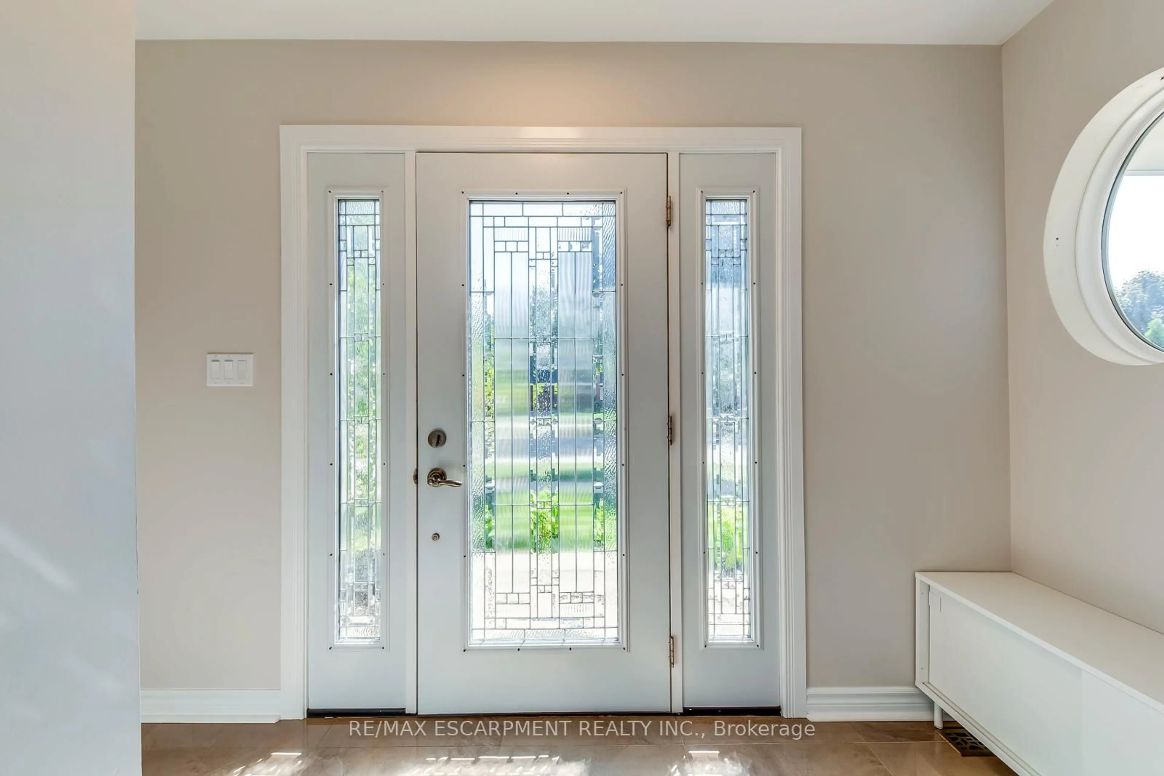 Indoor entryway for 5281 Cindy Lane, Burlington Ontario L7L 3Y4