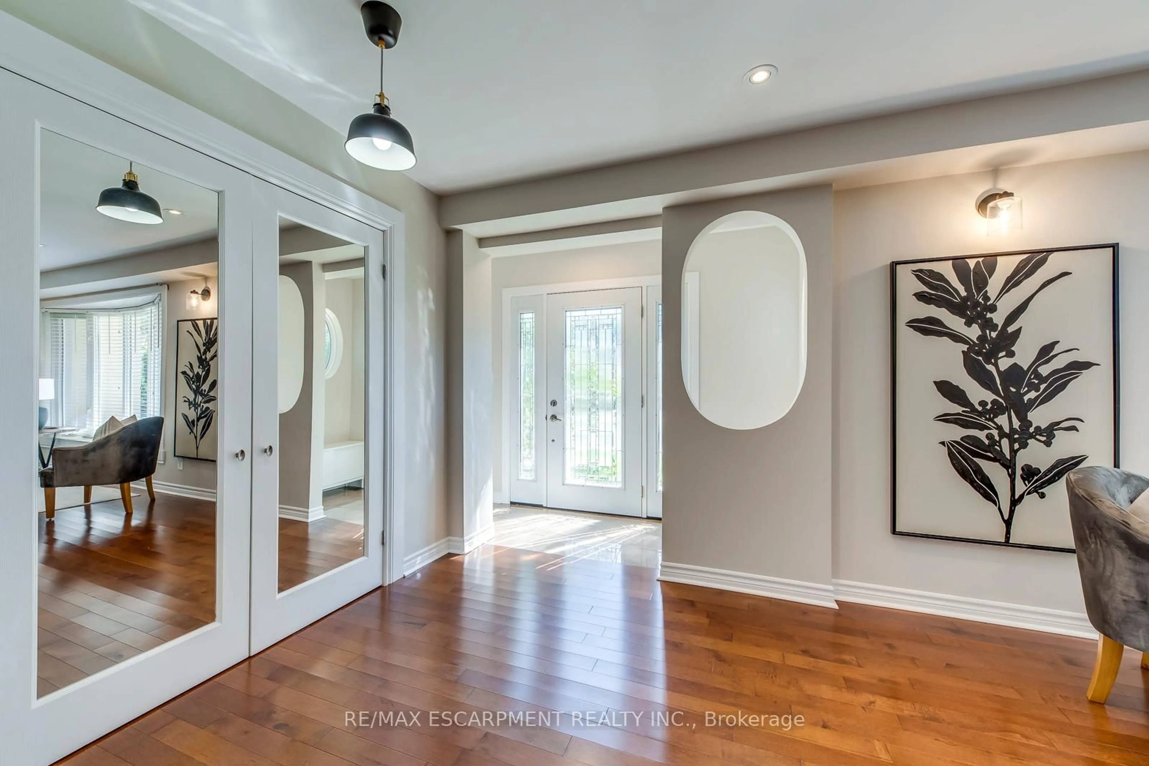 Indoor entryway for 5281 Cindy Lane, Burlington Ontario L7L 3Y4