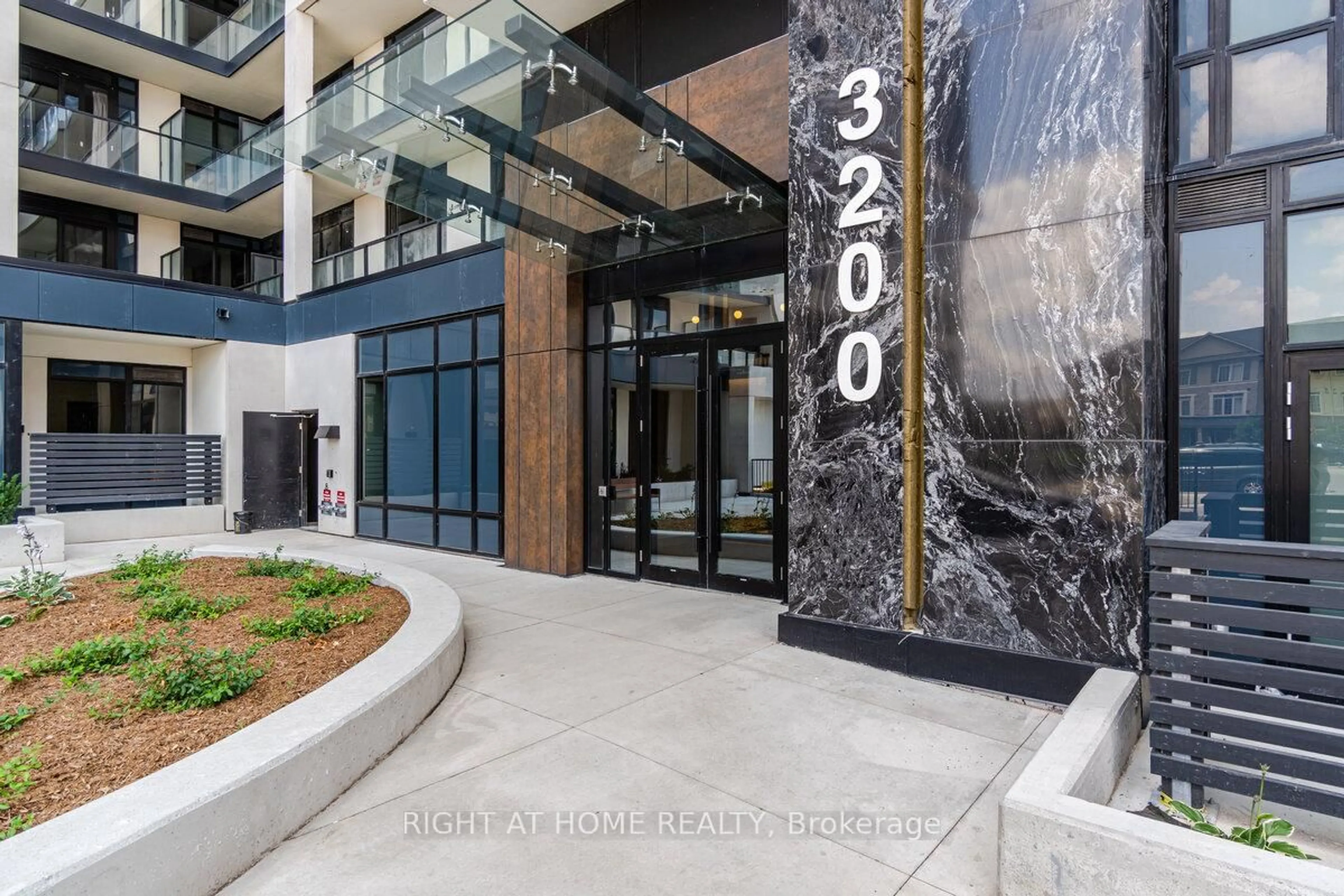 Indoor foyer for 3200 William Coltson Ave #602, Oakville Ontario L6H 7W6