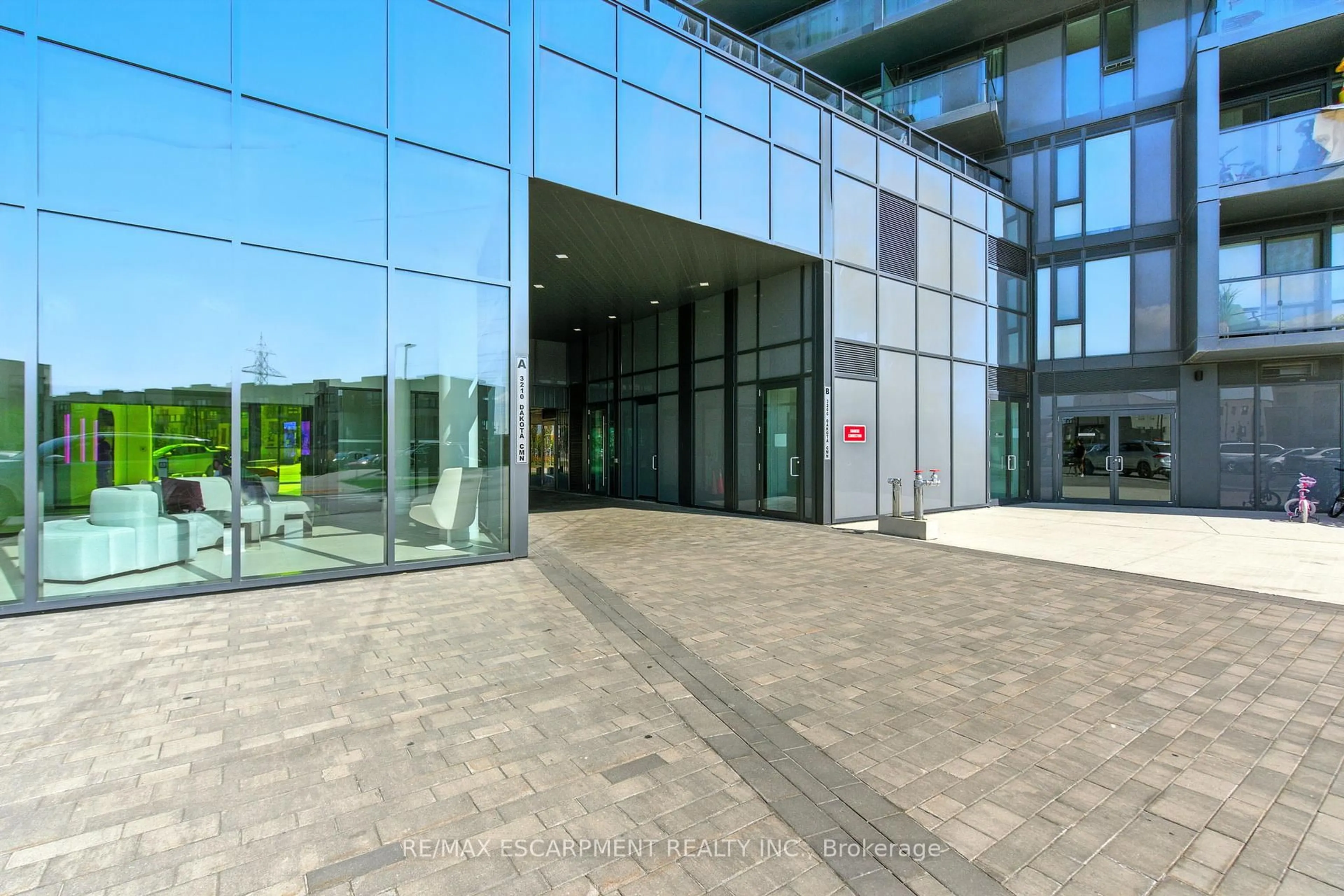 Indoor foyer for 3210 Dakota Common #A609, Burlington Ontario L7M 2A8