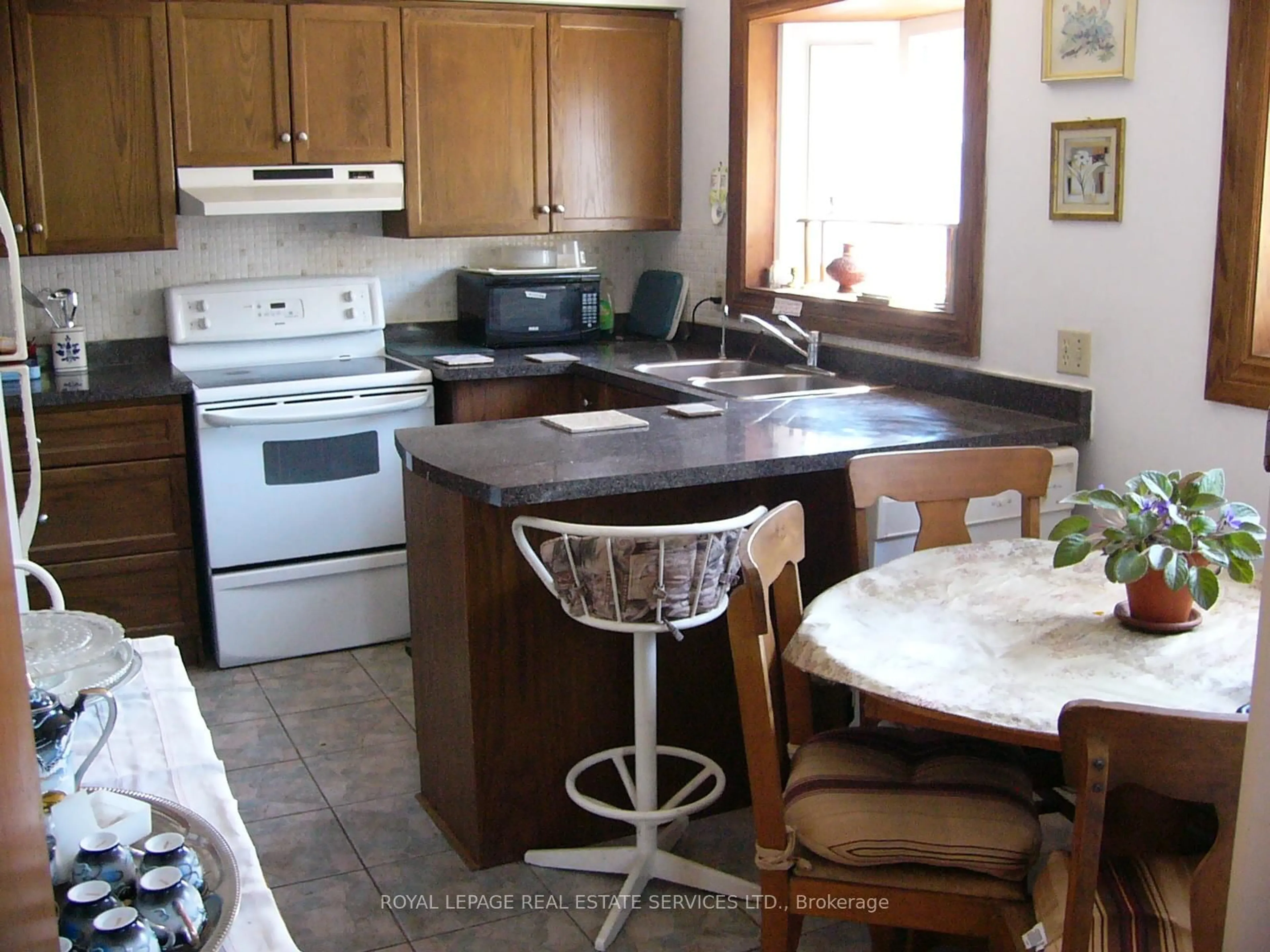 Standard kitchen, ceramic/tile floor for 1193 Ingledene Dr, Oakville Ontario L6H 2H8