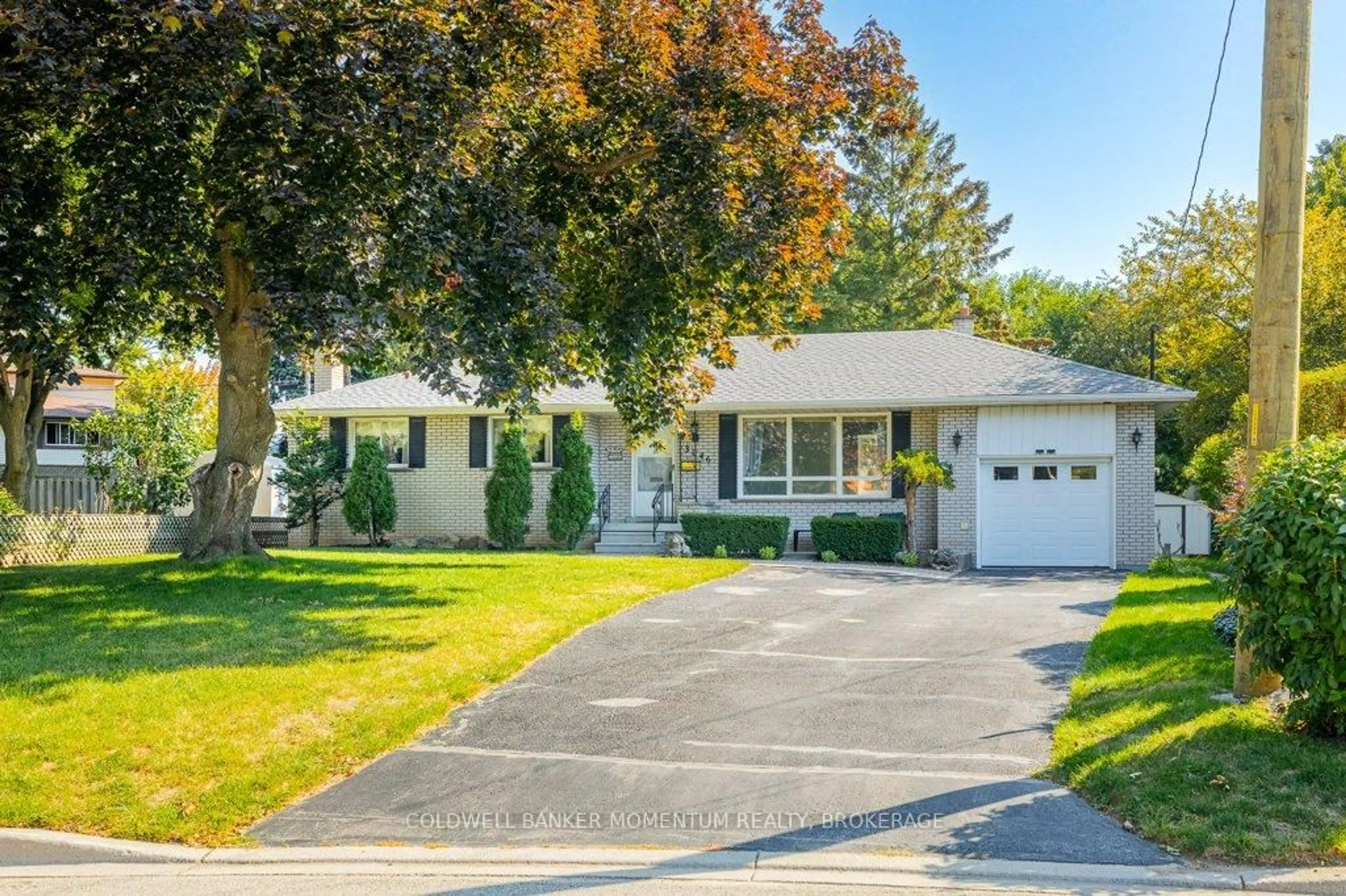 Home with vinyl exterior material, street for 3046 Briarwood Cres, Burlington Ontario L7N 2K1