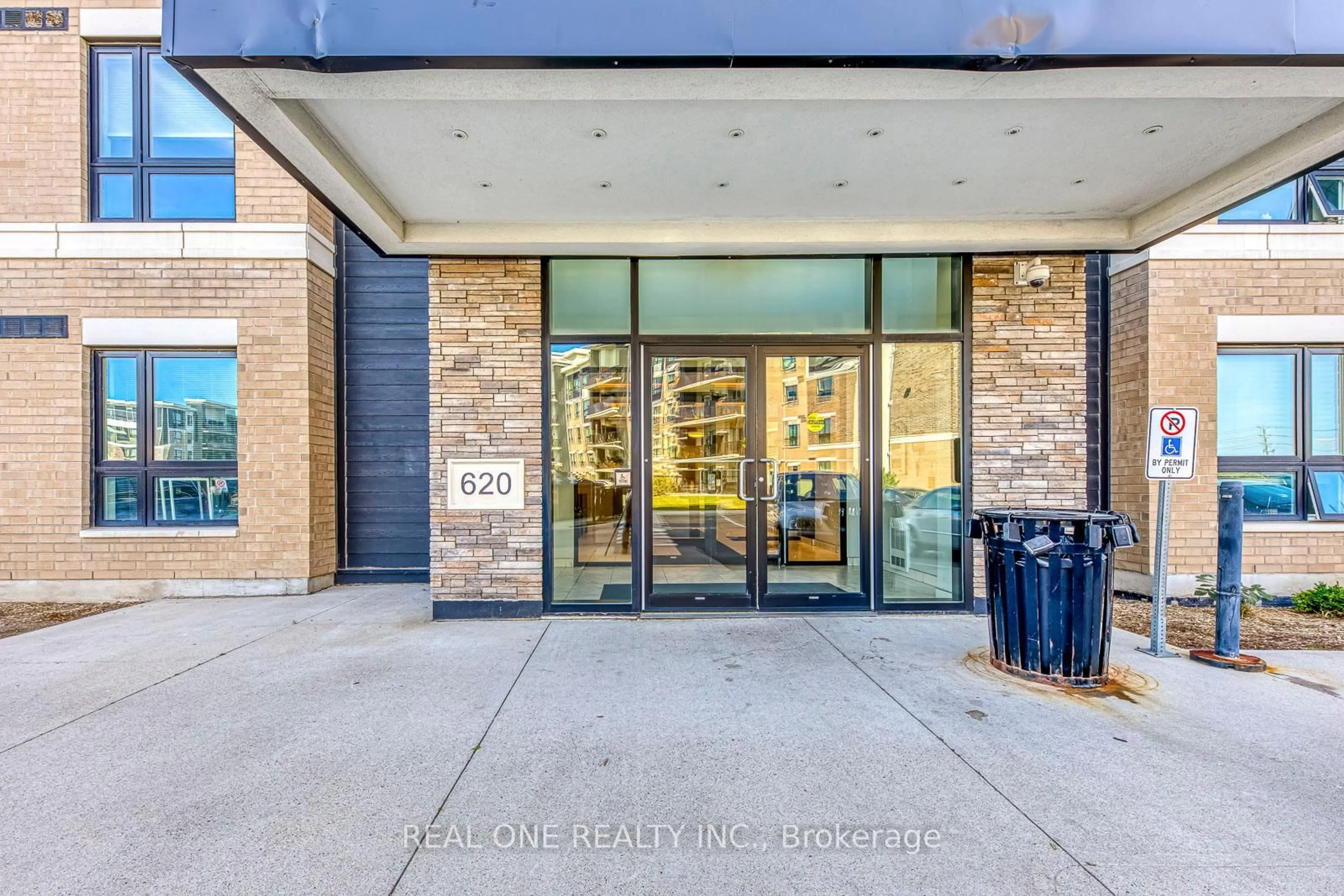Indoor entryway for 620 SAUVE St #415, Milton Ontario L9T 9A5