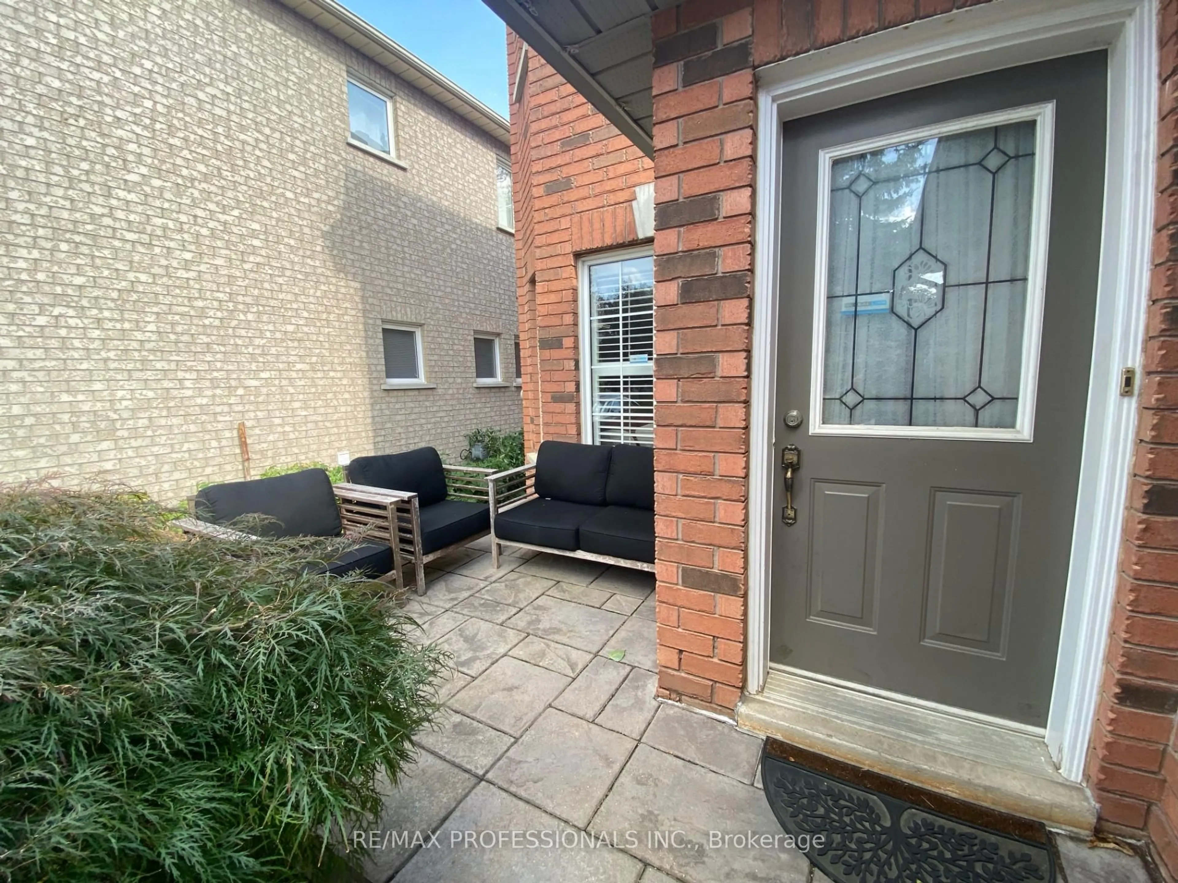 Patio, street for 7153 Waldorf Way, Mississauga Ontario L5N 7R3