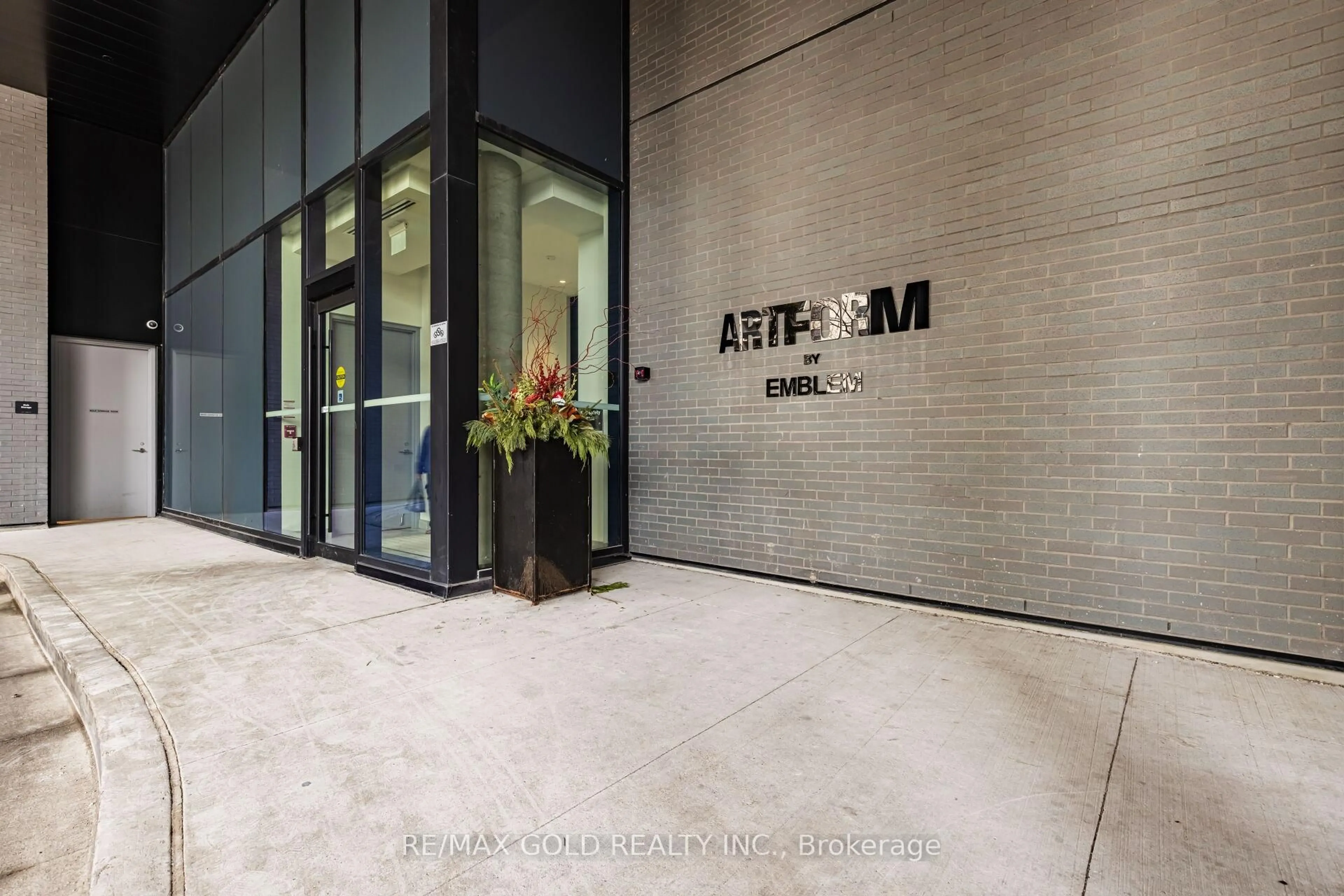 Indoor foyer for 86 dundas St #716, Mississauga Ontario L5A 0B1