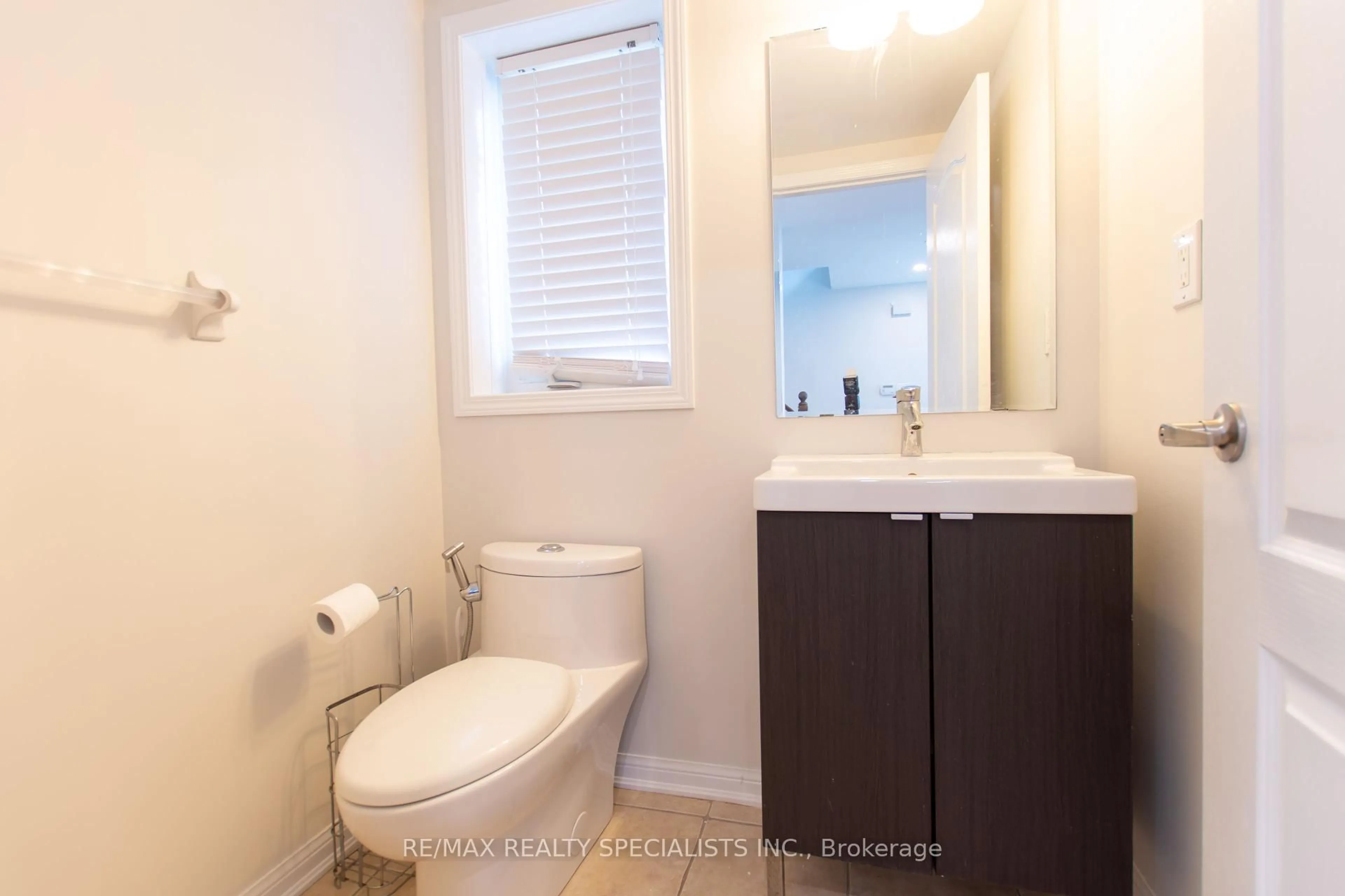 Standard bathroom, unknown for 929 Philbrook Dr, Milton Ontario L9T 0L3