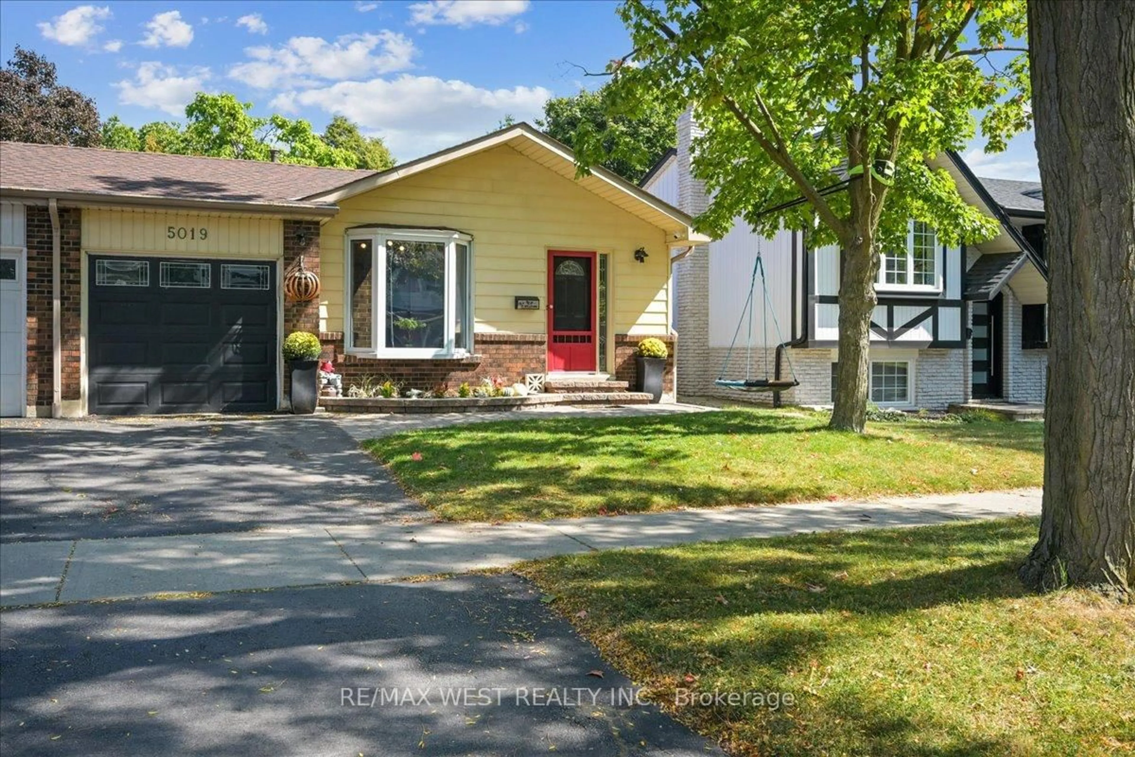 Home with vinyl exterior material, street for 5019 Brady Ave, Burlington Ontario L7L 3X5