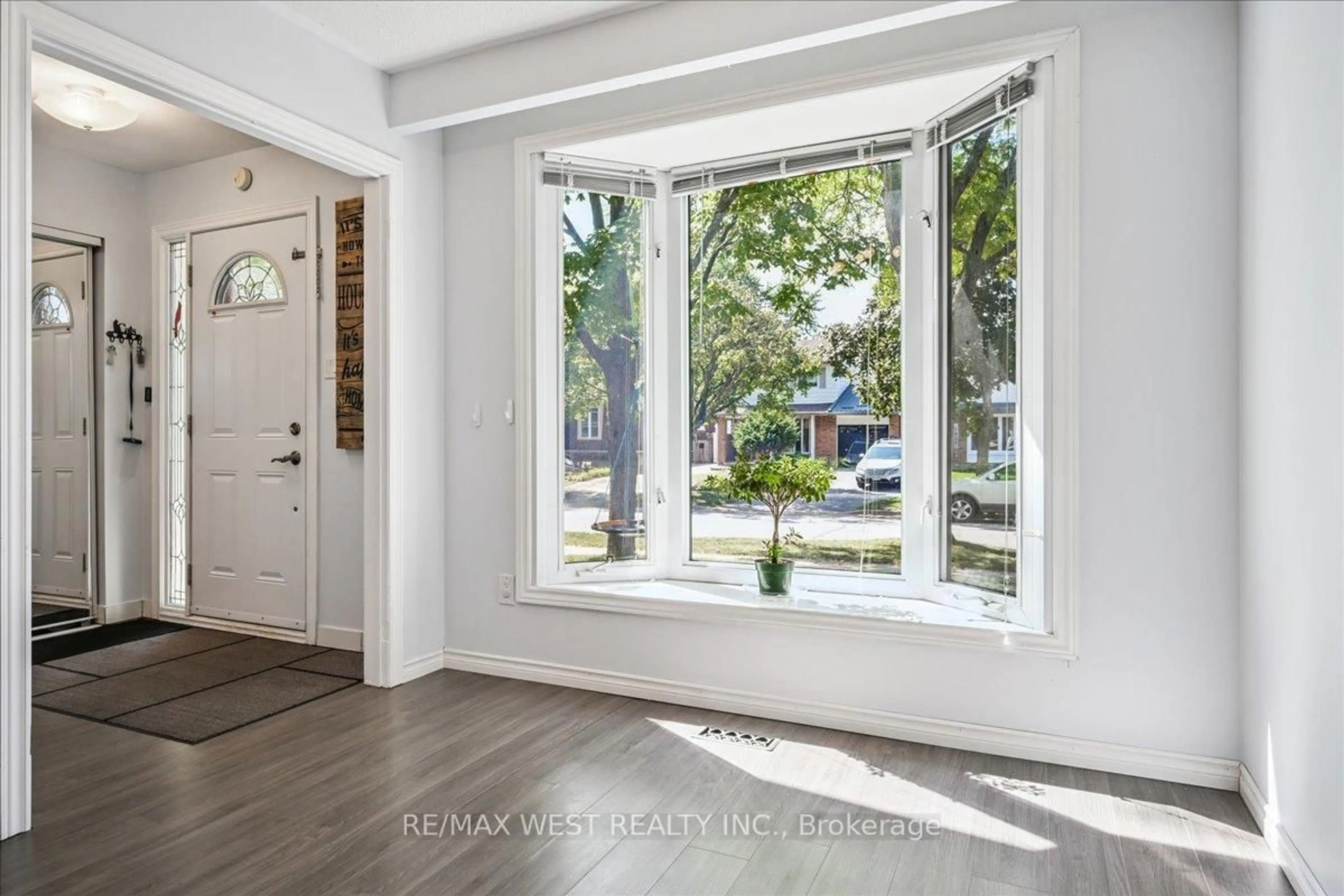Indoor entryway for 5019 Brady Ave, Burlington Ontario L7L 3X5