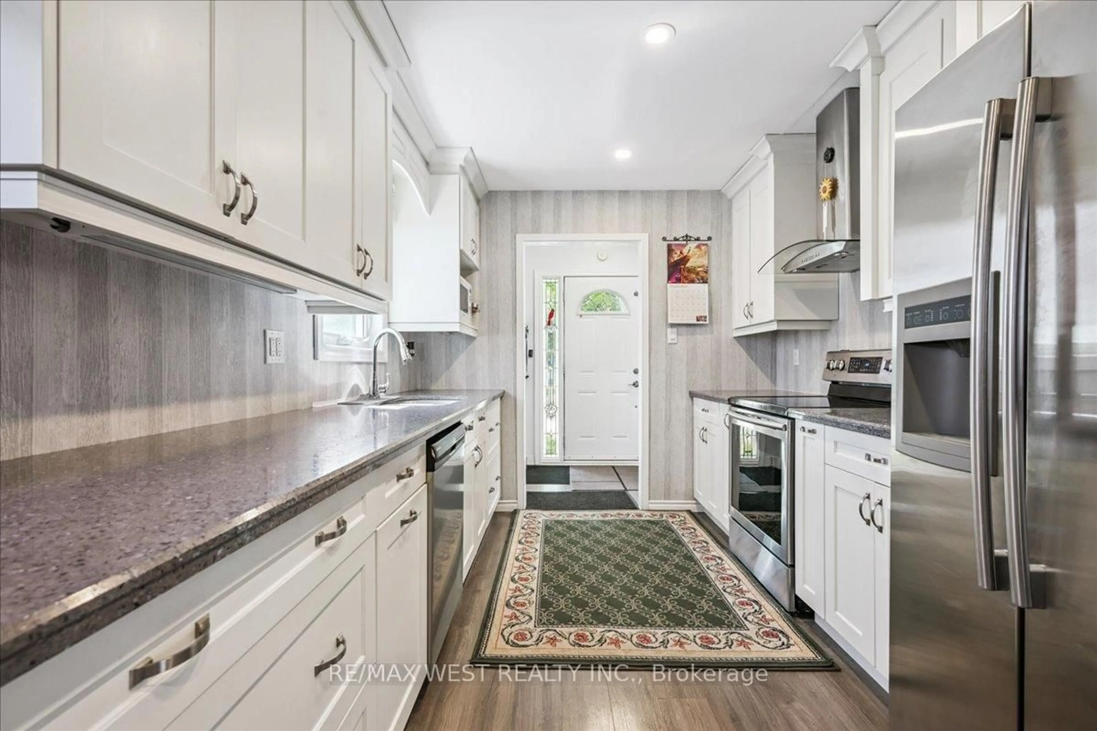 Open concept kitchen, ceramic/tile floor for 5019 Brady Ave, Burlington Ontario L7L 3X5