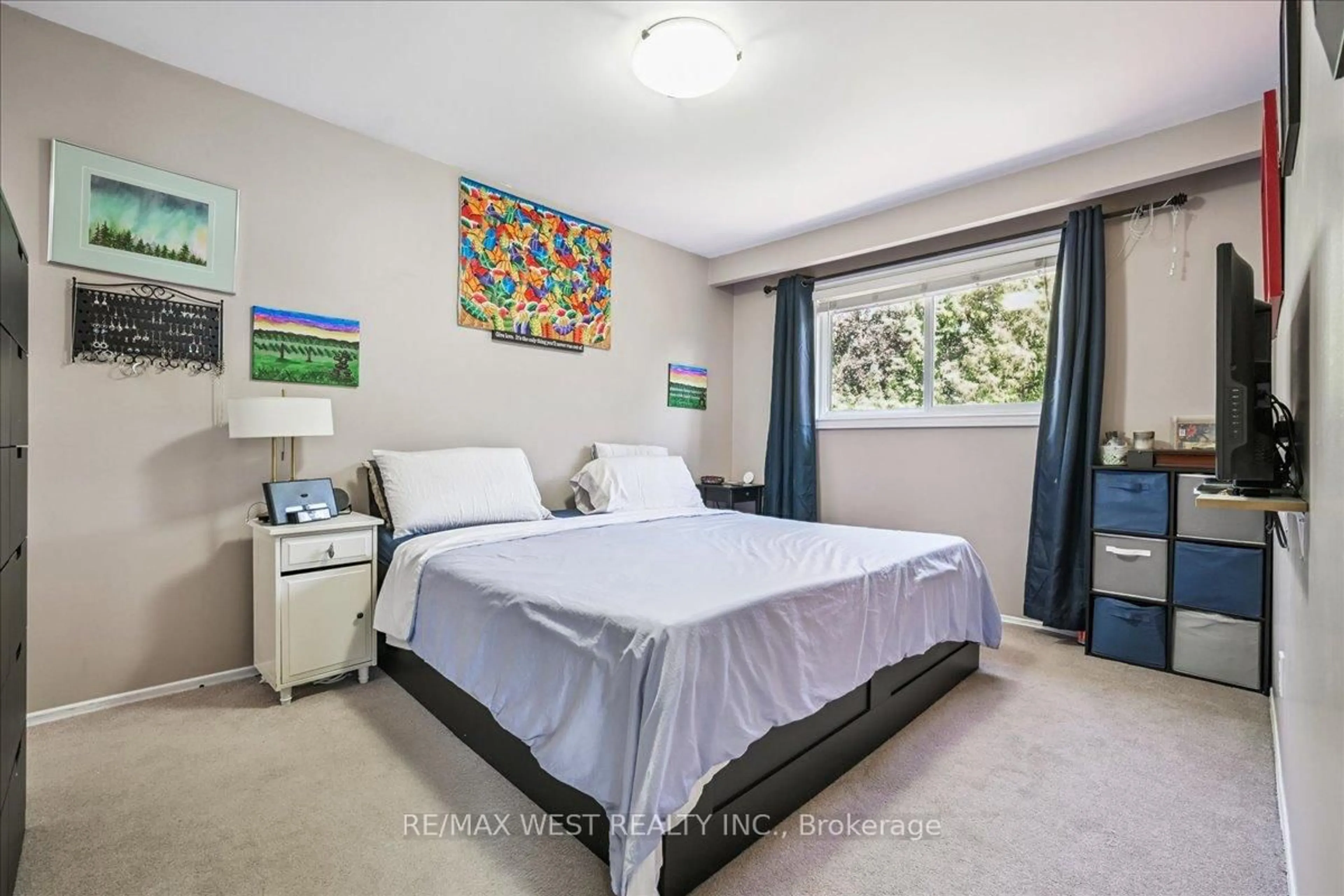 Bedroom with bed, unknown for 5019 Brady Ave, Burlington Ontario L7L 3X5