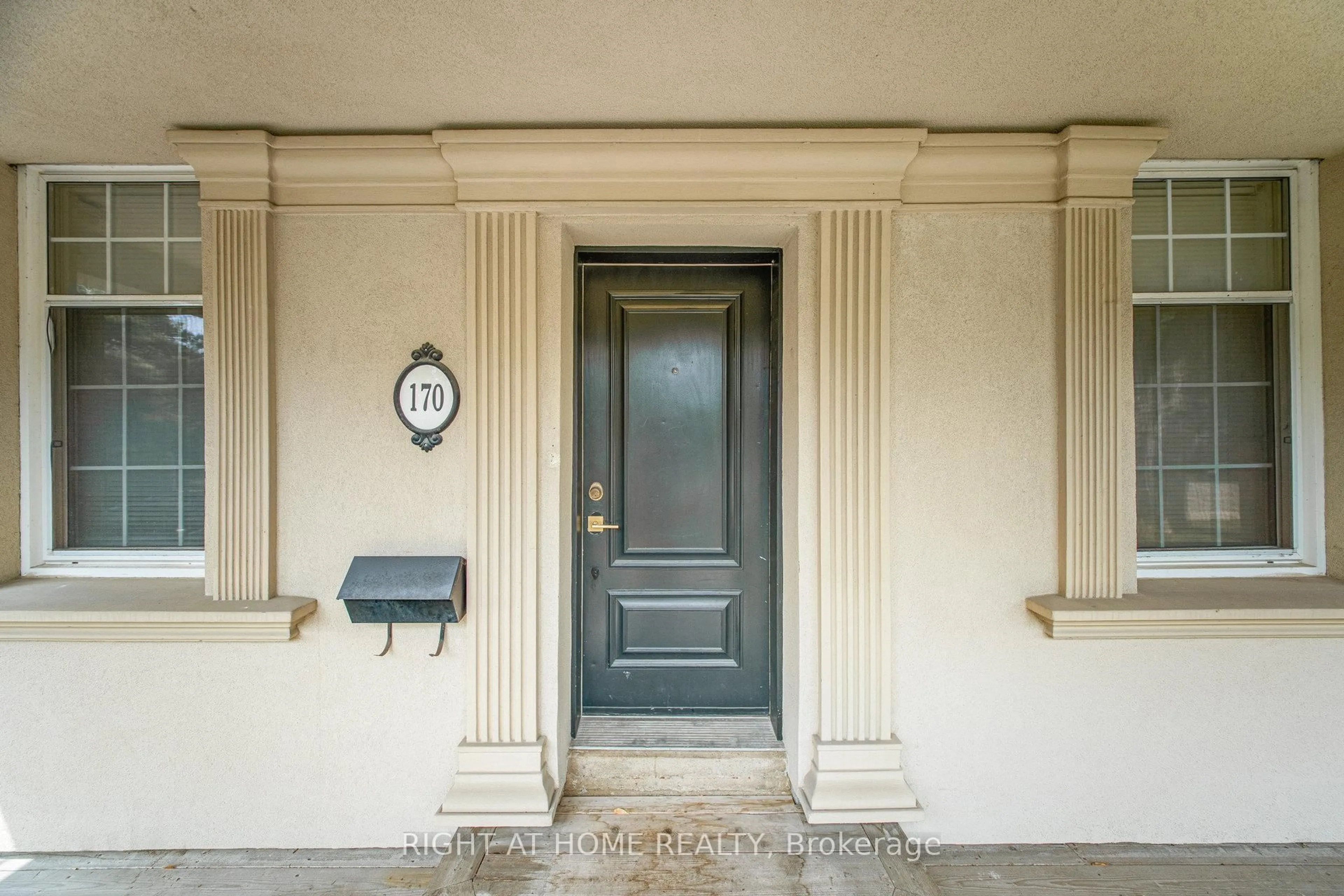 Indoor entryway for 170 Queens Ave, Toronto Ontario M8V 2N9