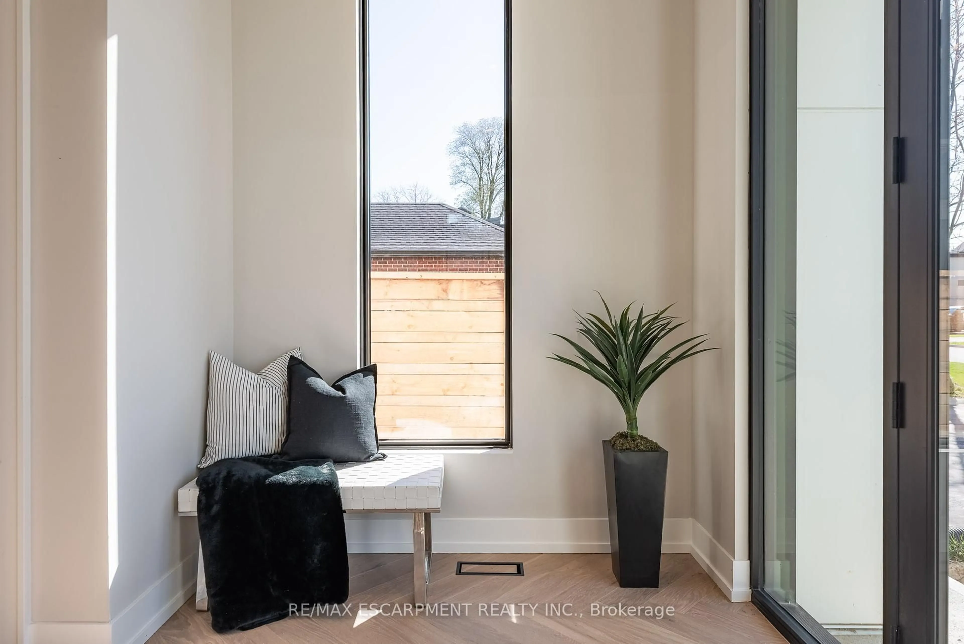 Indoor entryway for 696 Montbeck Cres, Mississauga Ontario L5G 1P3