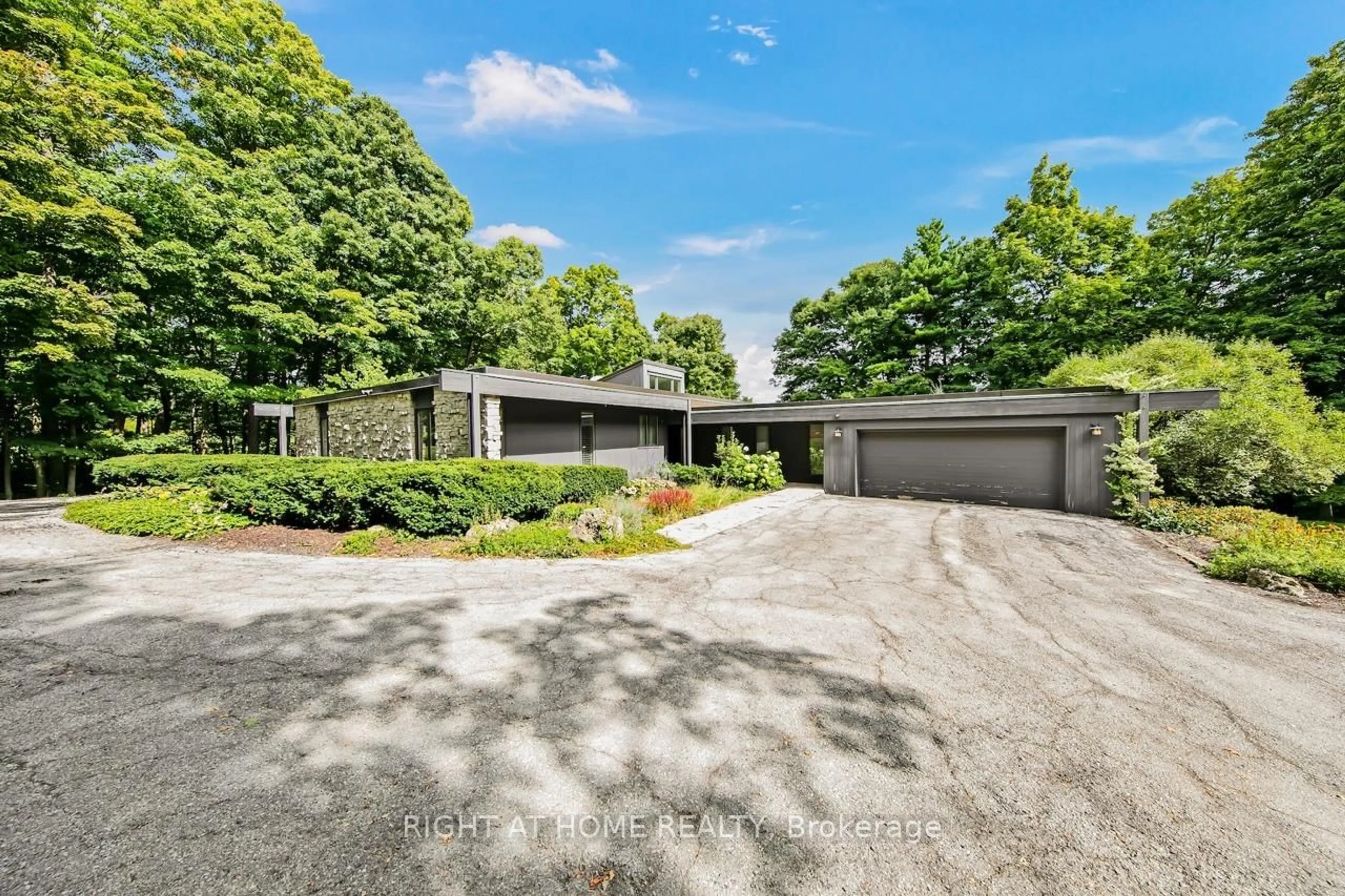 A pic from outside/outdoor area/front of a property/back of a property/a pic from drone, street for 7171 Appleby Line, Milton Ontario L9T 2Y1