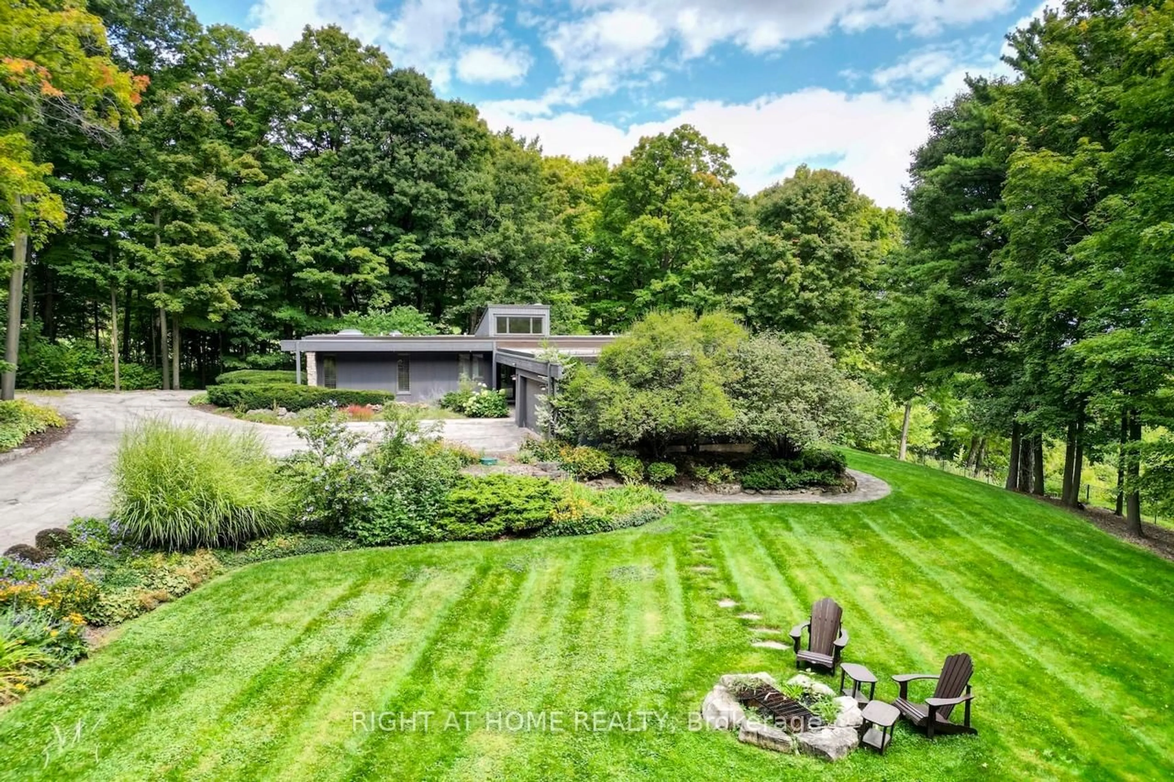 A pic from outside/outdoor area/front of a property/back of a property/a pic from drone, unknown for 7171 Appleby Line, Milton Ontario L9T 2Y1