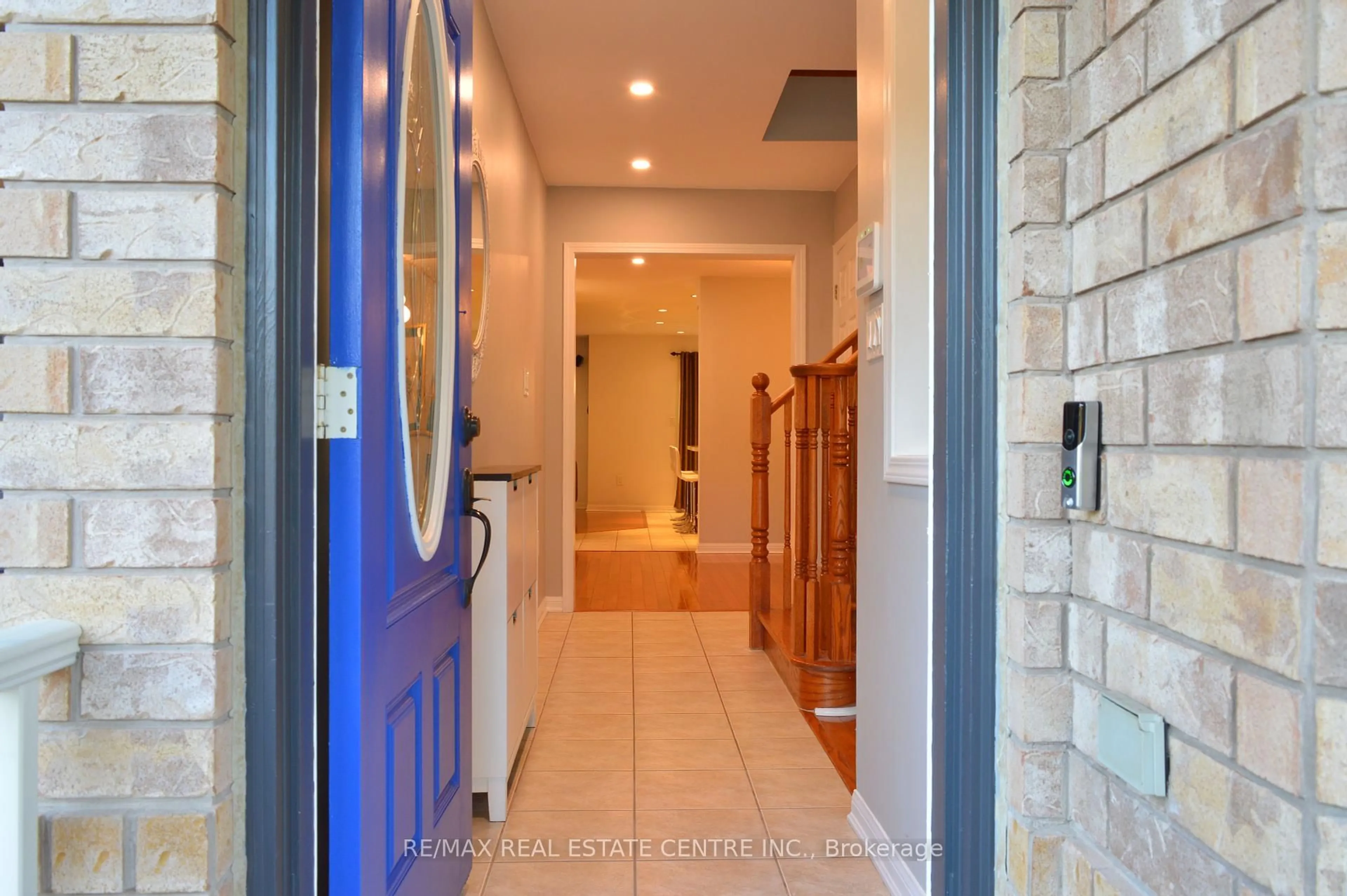 Indoor entryway for 882 Mcewan Dr, Milton Ontario L9T 6P5