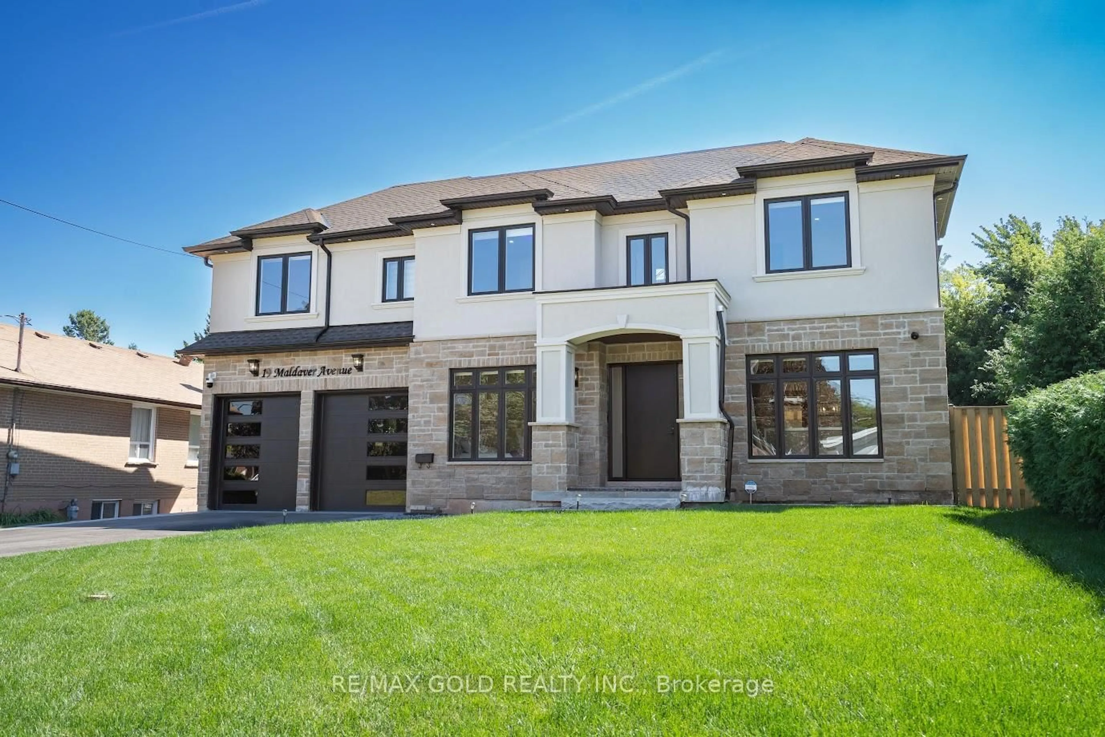 Home with brick exterior material, building for 19 Maldaver Ave, Mississauga Ontario L5M 1W4