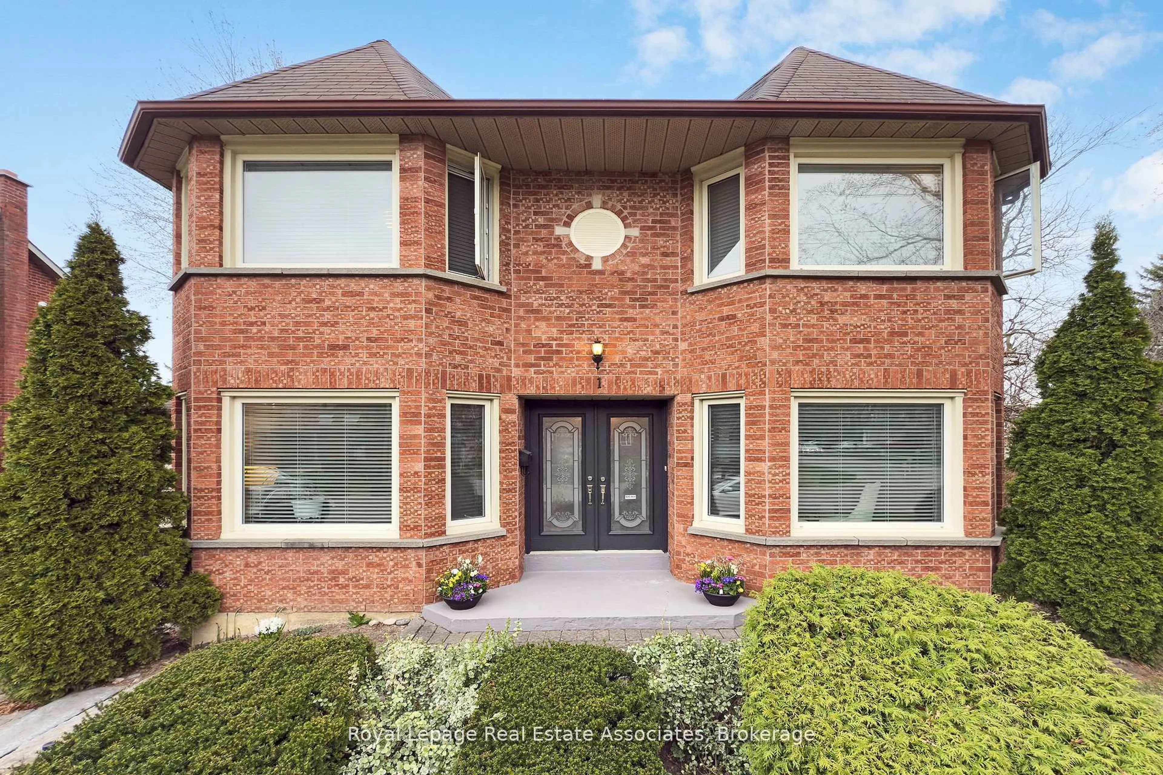 Home with brick exterior material, street for 1 Brookbank Crt, Brampton Ontario L6Z 3G2