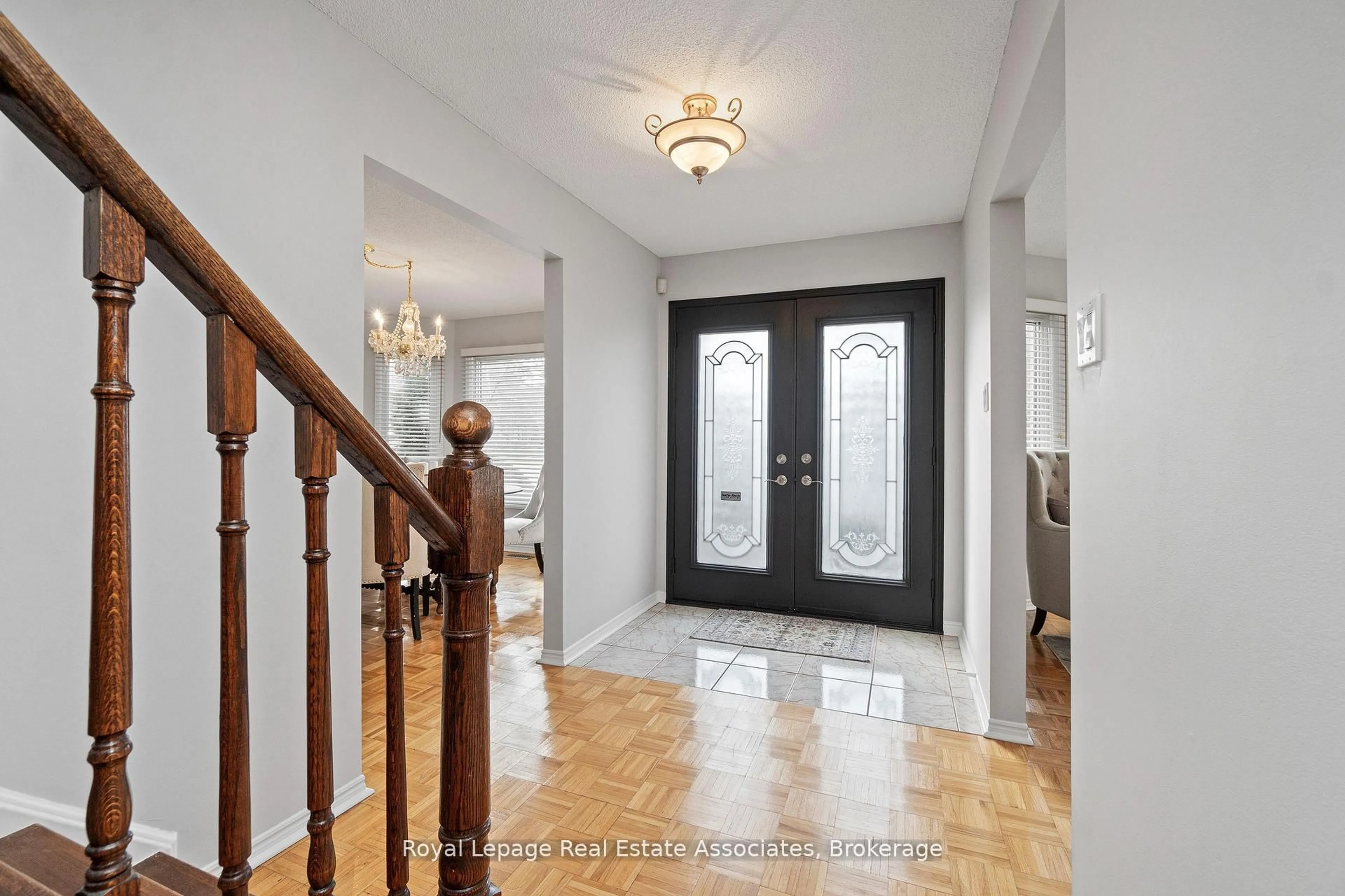 Indoor entryway for 1 Brookbank Crt, Brampton Ontario L6Z 3G2