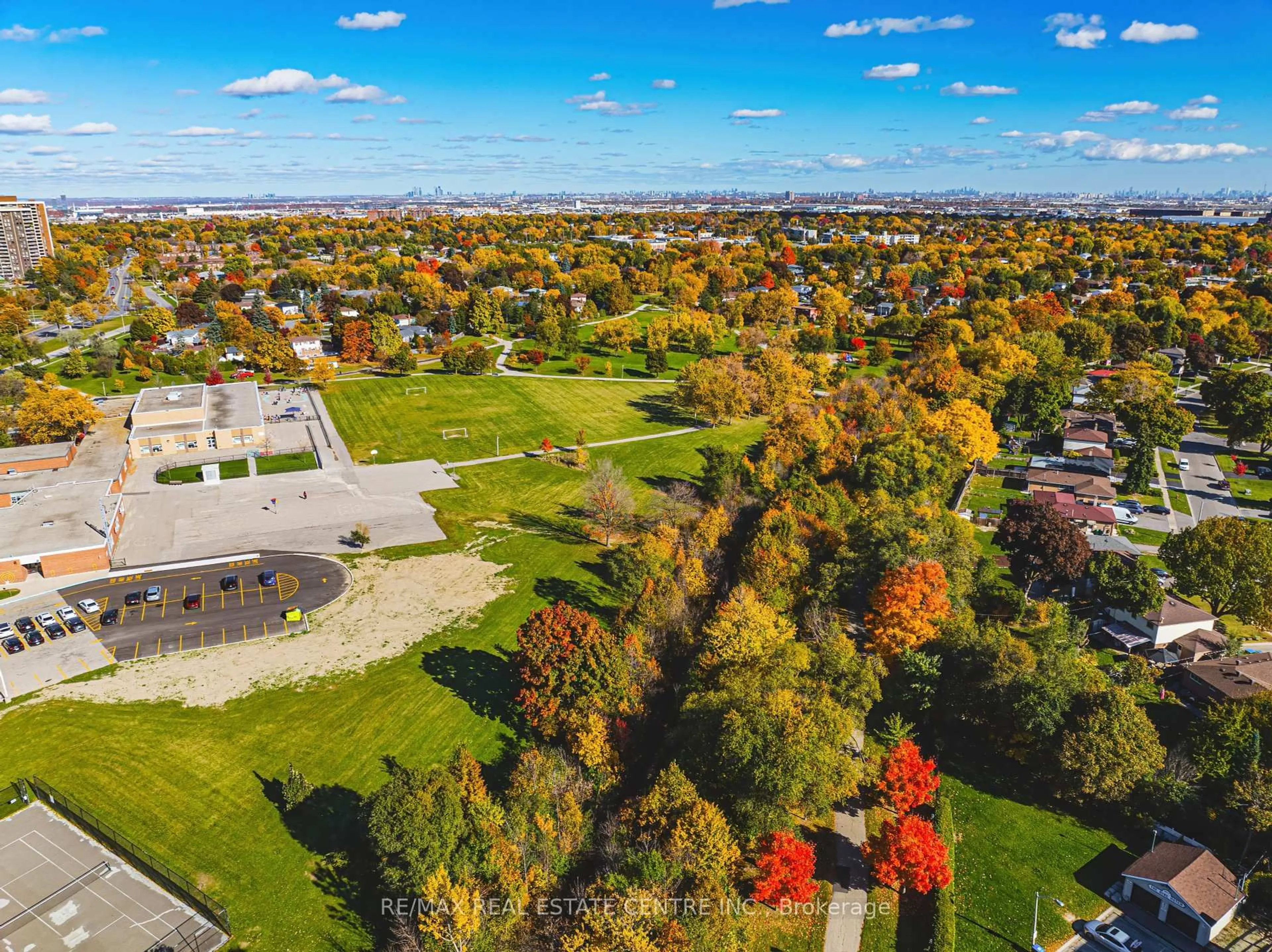A pic from outside/outdoor area/front of a property/back of a property/a pic from drone, mountain view for 55 Briar Path, Brampton Ontario L6T 2A3