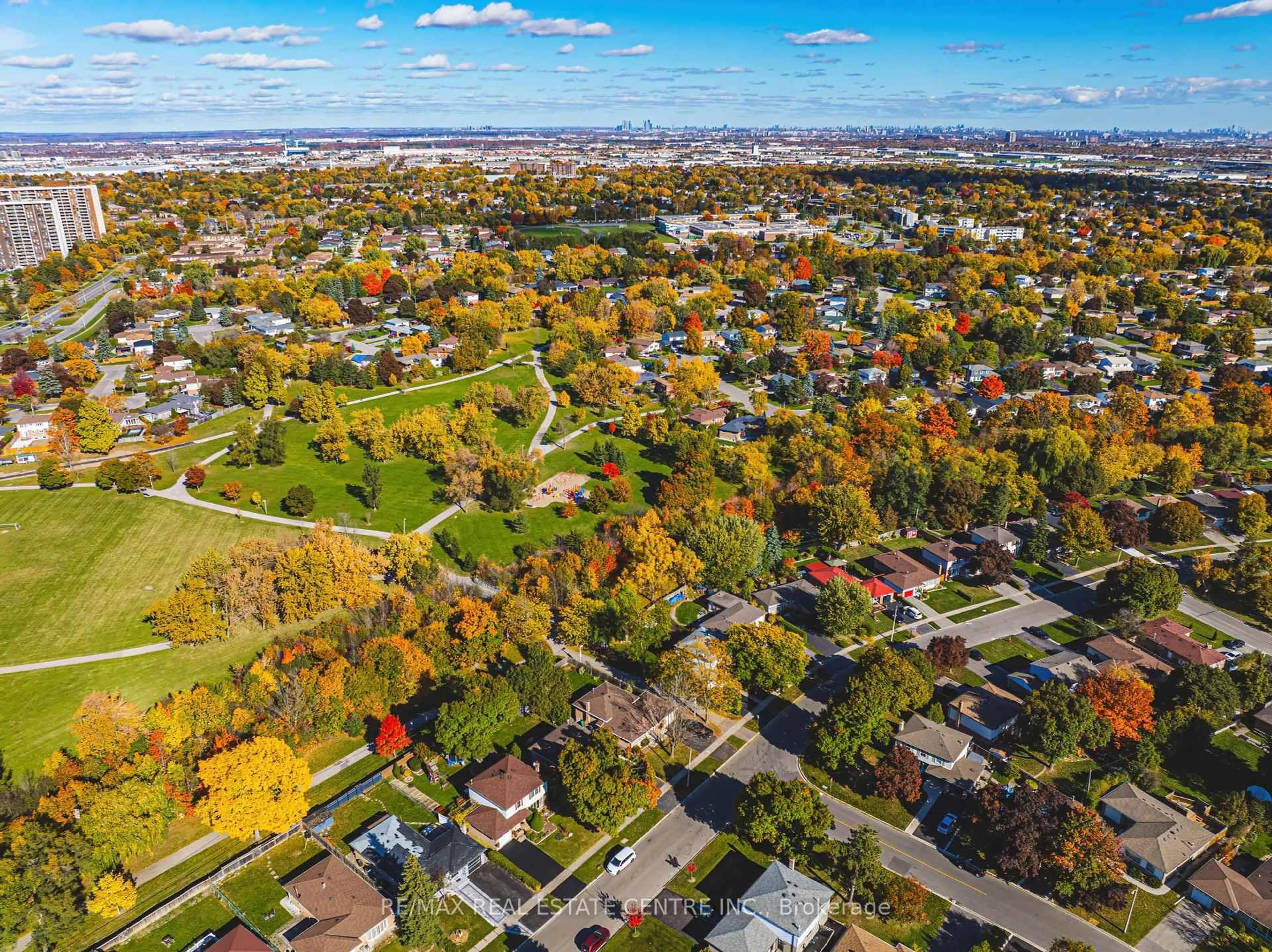 A pic from outside/outdoor area/front of a property/back of a property/a pic from drone, street for 55 Briar Path, Brampton Ontario L6T 2A3