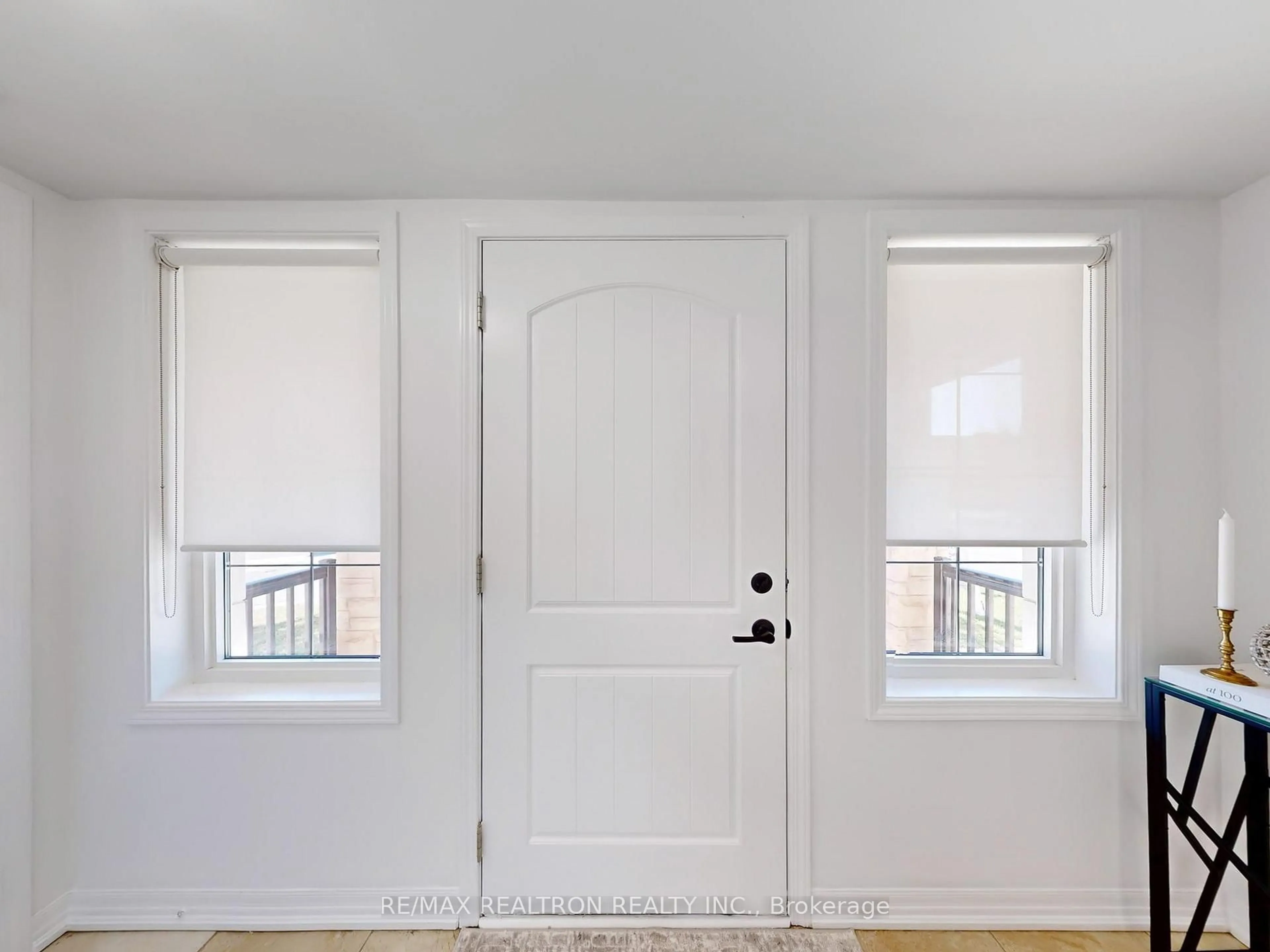 Indoor entryway for 370 Timberland Gate, Oakville Ontario L6M 0Y9